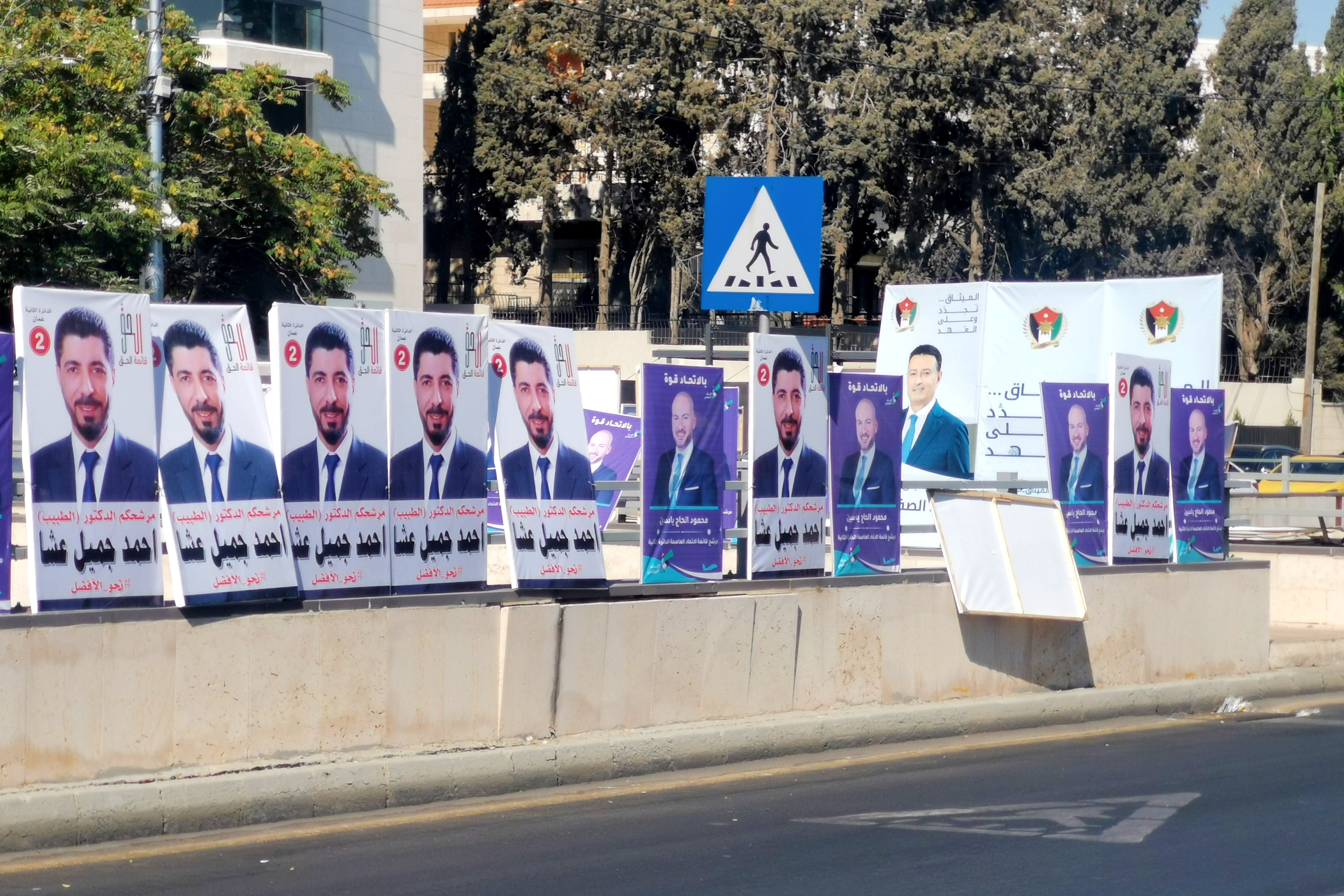 Viele Exemplare desselben Wahlplakats an einer Brücke in Amman.