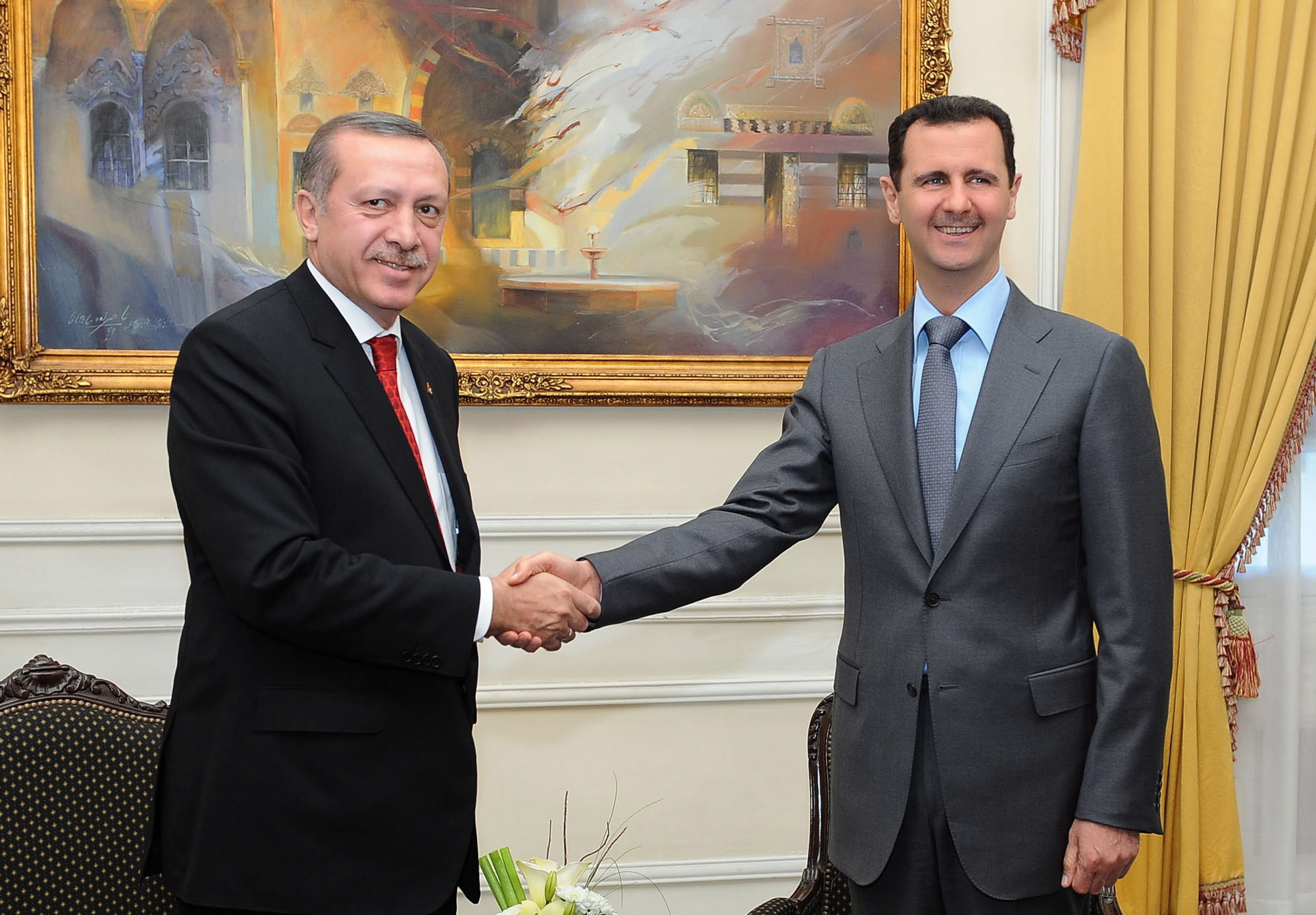 Der syrische Präsident Baschar al-Assad (R) empfängt den damaligen türkischen Premierminister Recep Tayyip Erdogan (L) zu einem Treffen in Aleppo, Nordsyrien, am 06. Februar 2011.