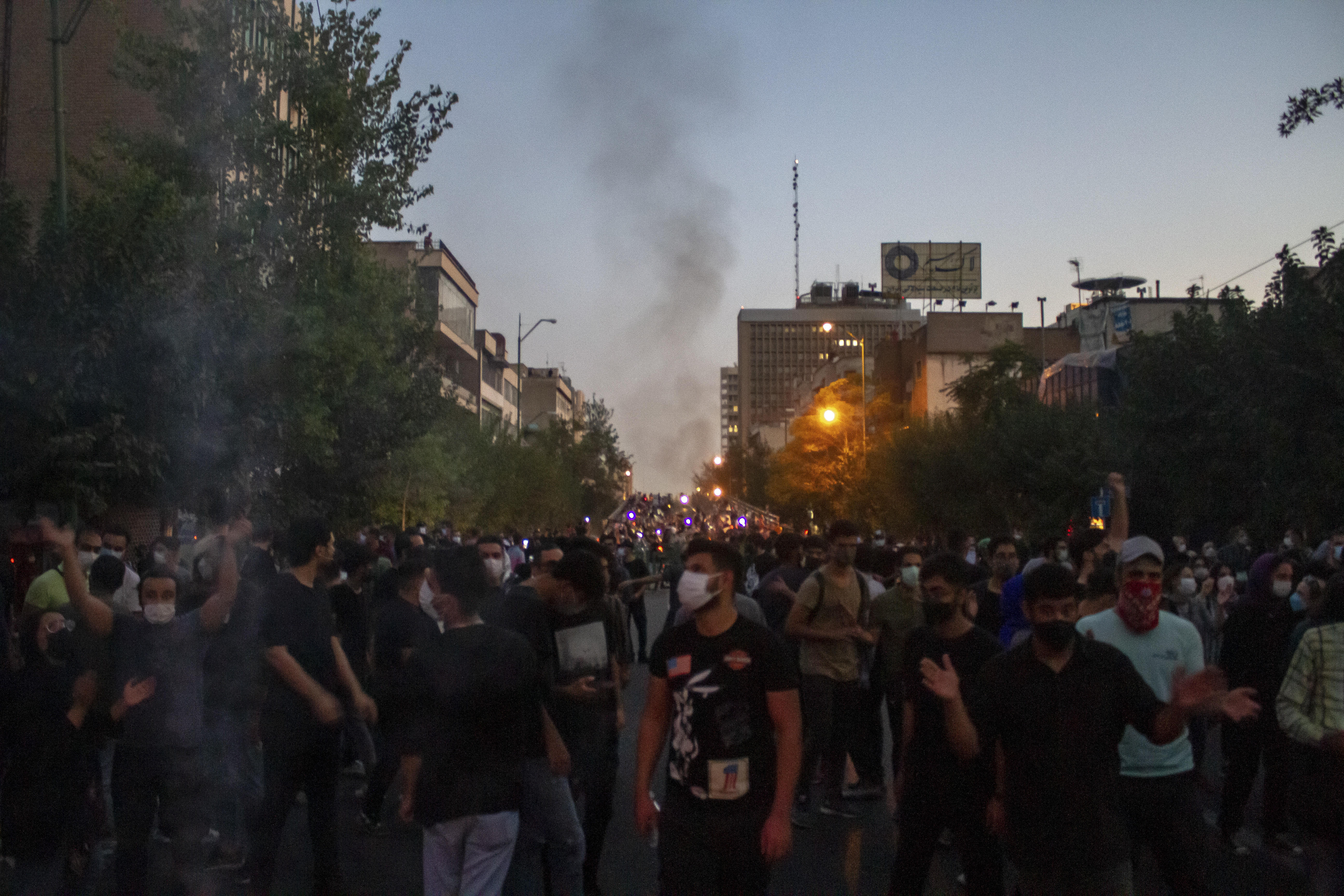 Menschen versammeln sich während einer Protestkundgebung in Teheran in 2022. Die landesweiten Proteste begannen nach dem Tod von Mahsa Amini, einem 22-jährigen Mädchen, das am 16. September 2022 in der Obhut der Sittenpolizei der Islamischen Republik in Teheran, Iran, starb. 