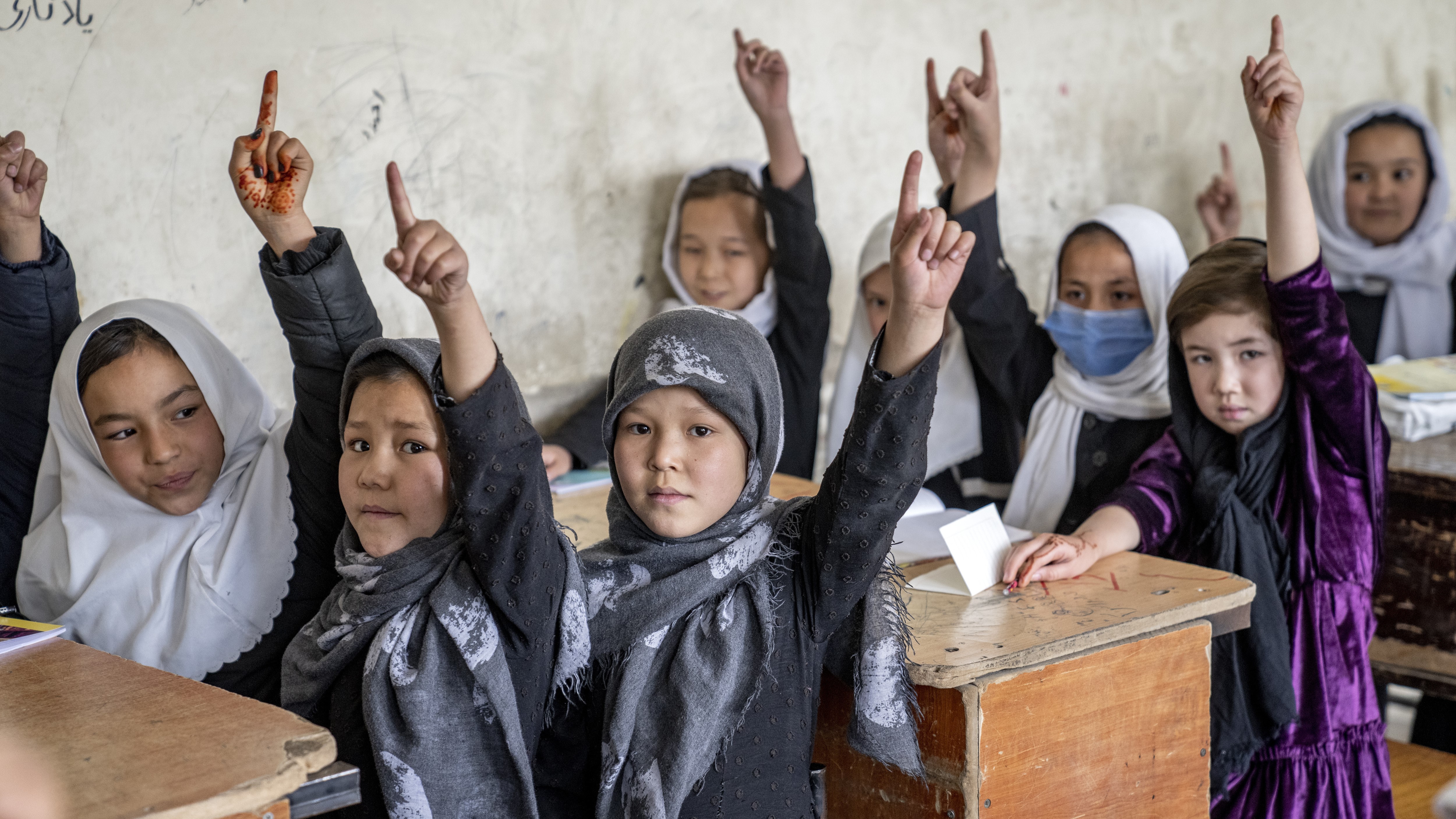 Afghanische Schulmädchen besuchen am ersten Tag des neuen Schuljahres ihren Klassenraum in Kabul, Samstag, 25. März 2023. Das neue afghanische Schuljahr hat in Afghanistan begonnen, während die weiterführenden Schulen für Mädchen das zweite Jahr nach der Rückkehr der Taliban an die Macht im Jahr 2021 geschlossen blieben. (Foto: Picture Alliance / AP Photo/Ebrahim Noroozi)