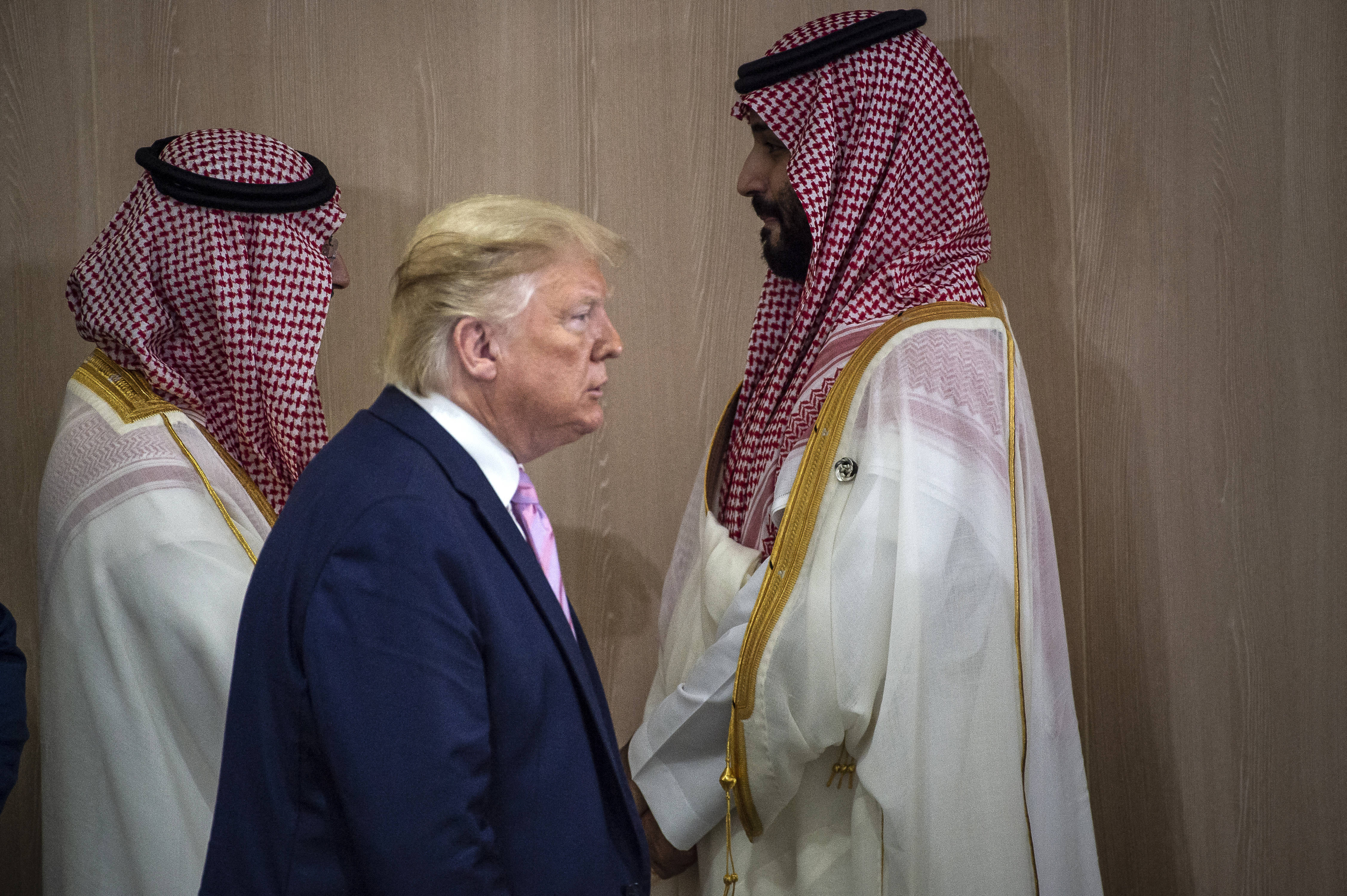 US-Präsident Donald Trump und der saudische Kronprinz Mohammed bin Salman treffen zu einem Treffen zum Thema „Weltwirtschaft“ auf dem G20-Gipfel in Osaka, Japan, ein. 