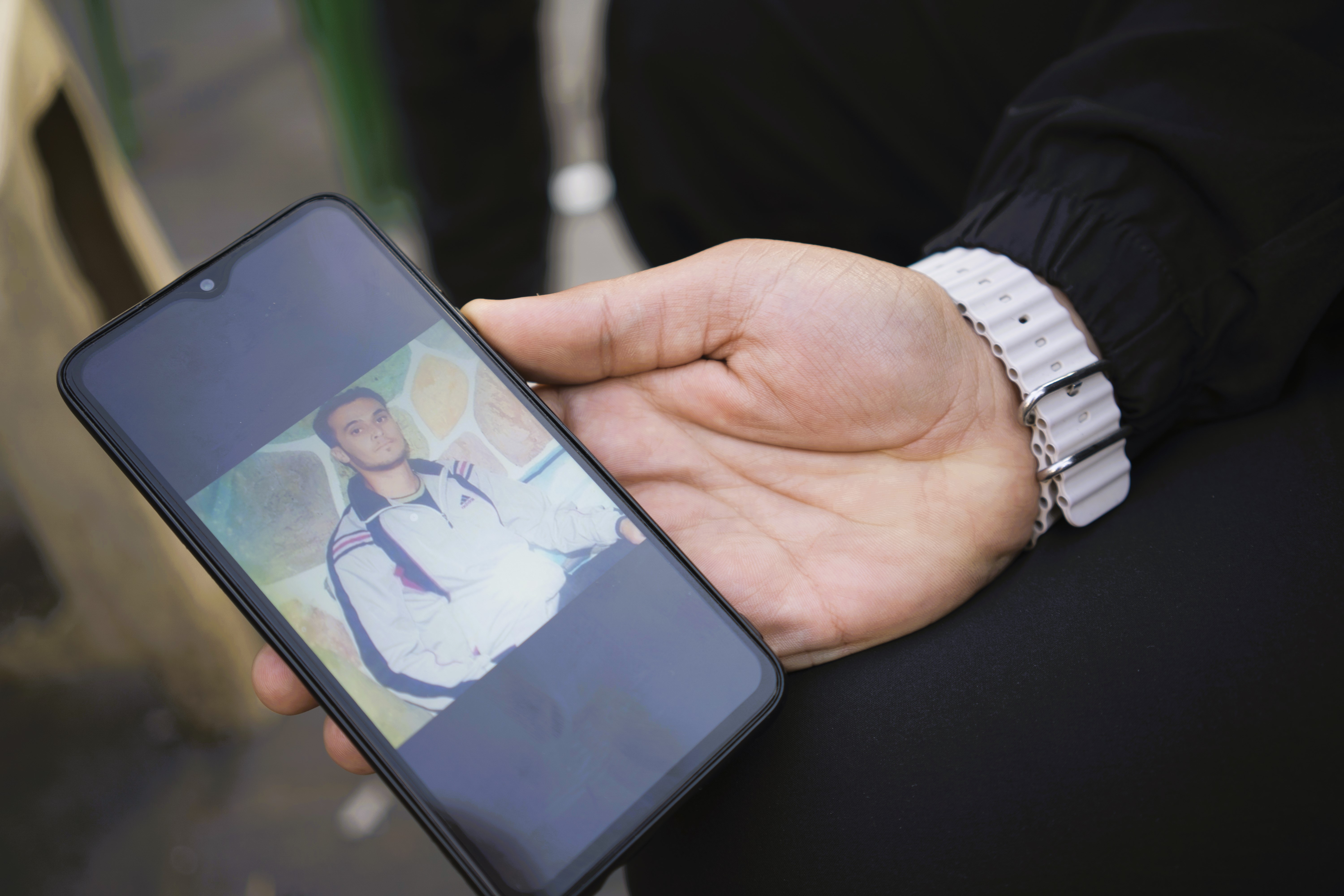 Samar Abd al-Majid zeigt ein Foto ihres Sohnes Ahmed (Foto: Qantara | Andrea Backhaus)