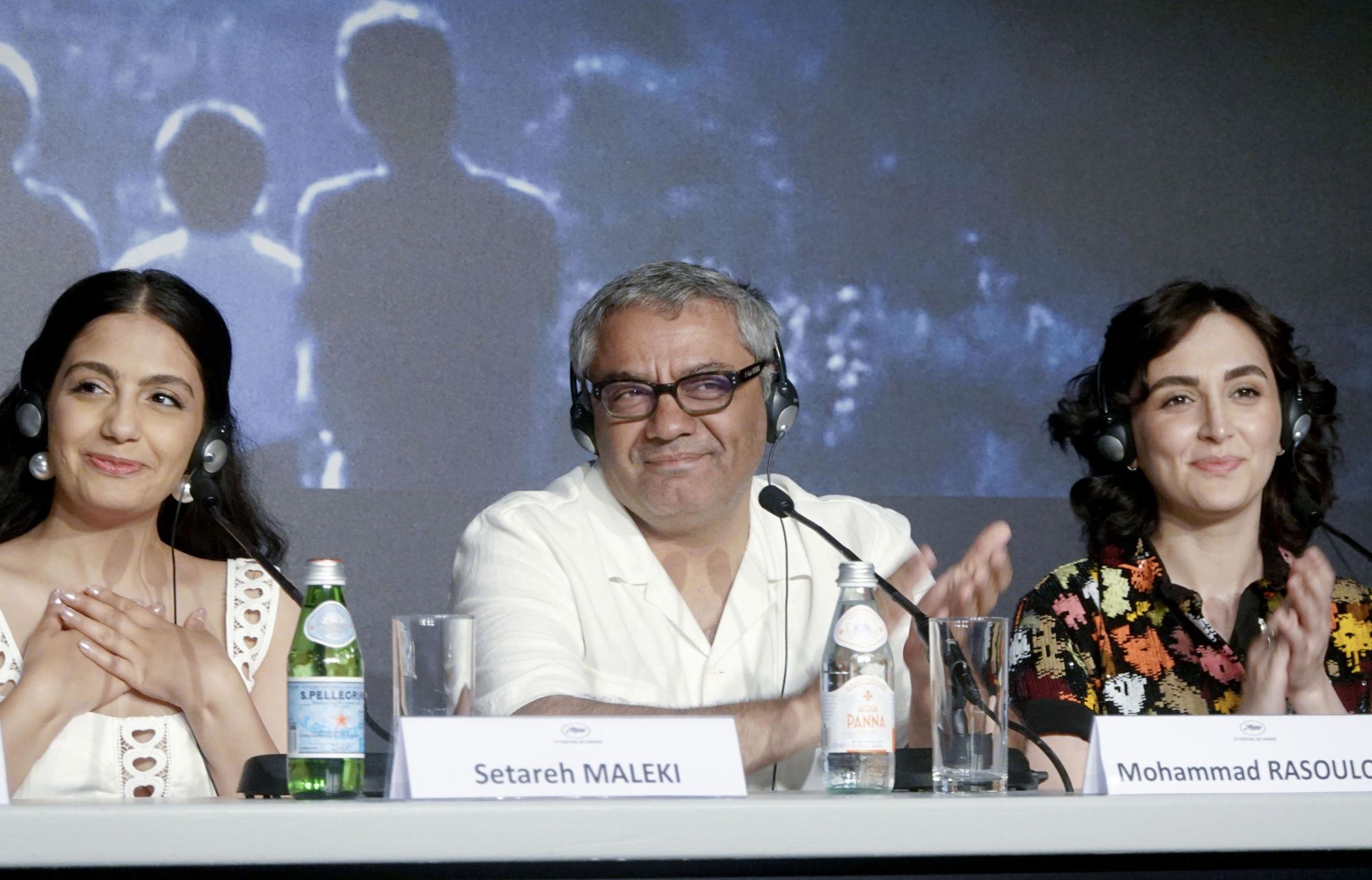 Regisseur und zwei Schauspierinnen bei einer Pressekonferenz in Cannes, 2024.