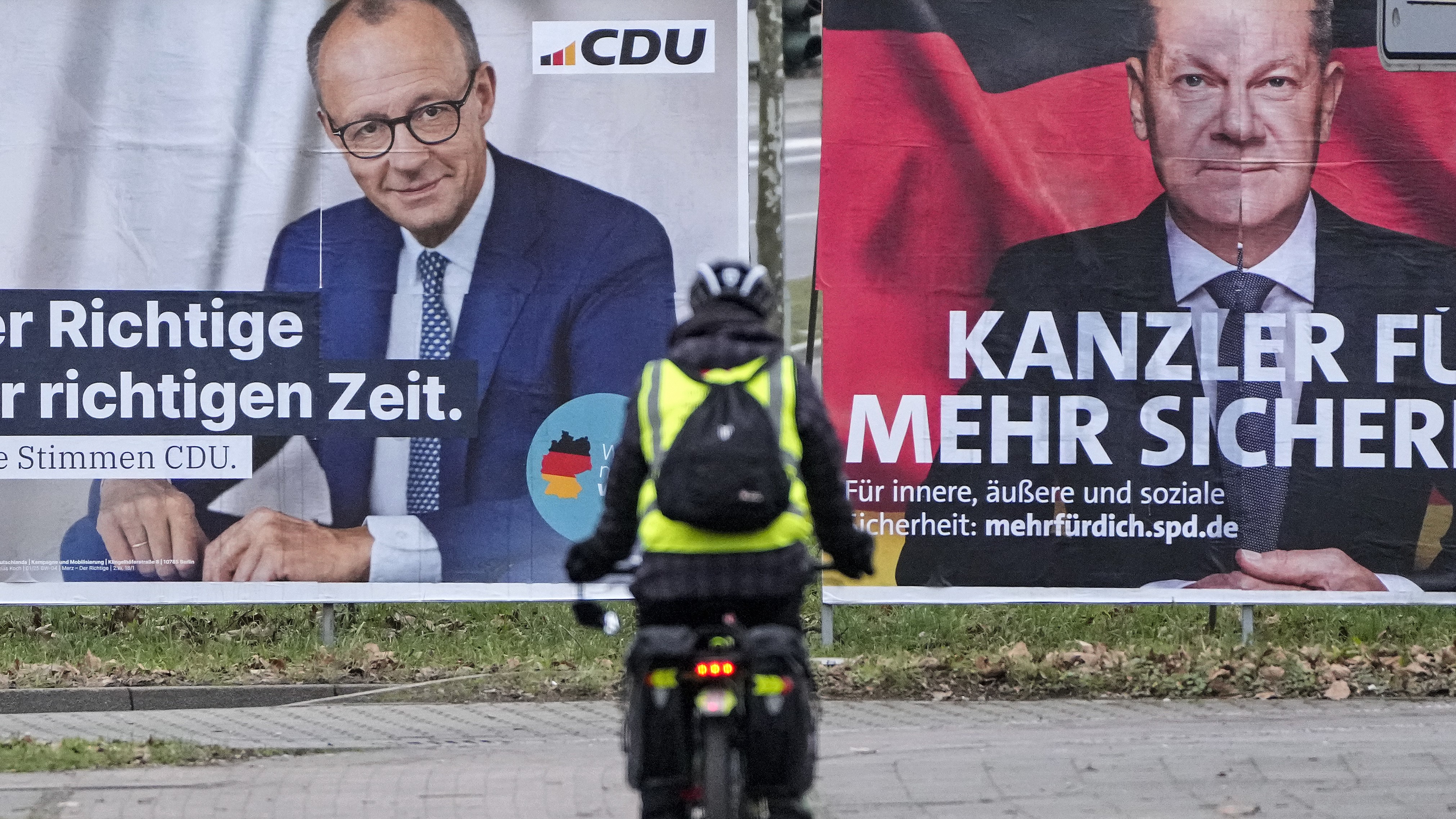 Radfahrer vor Wahlkampfplakaten