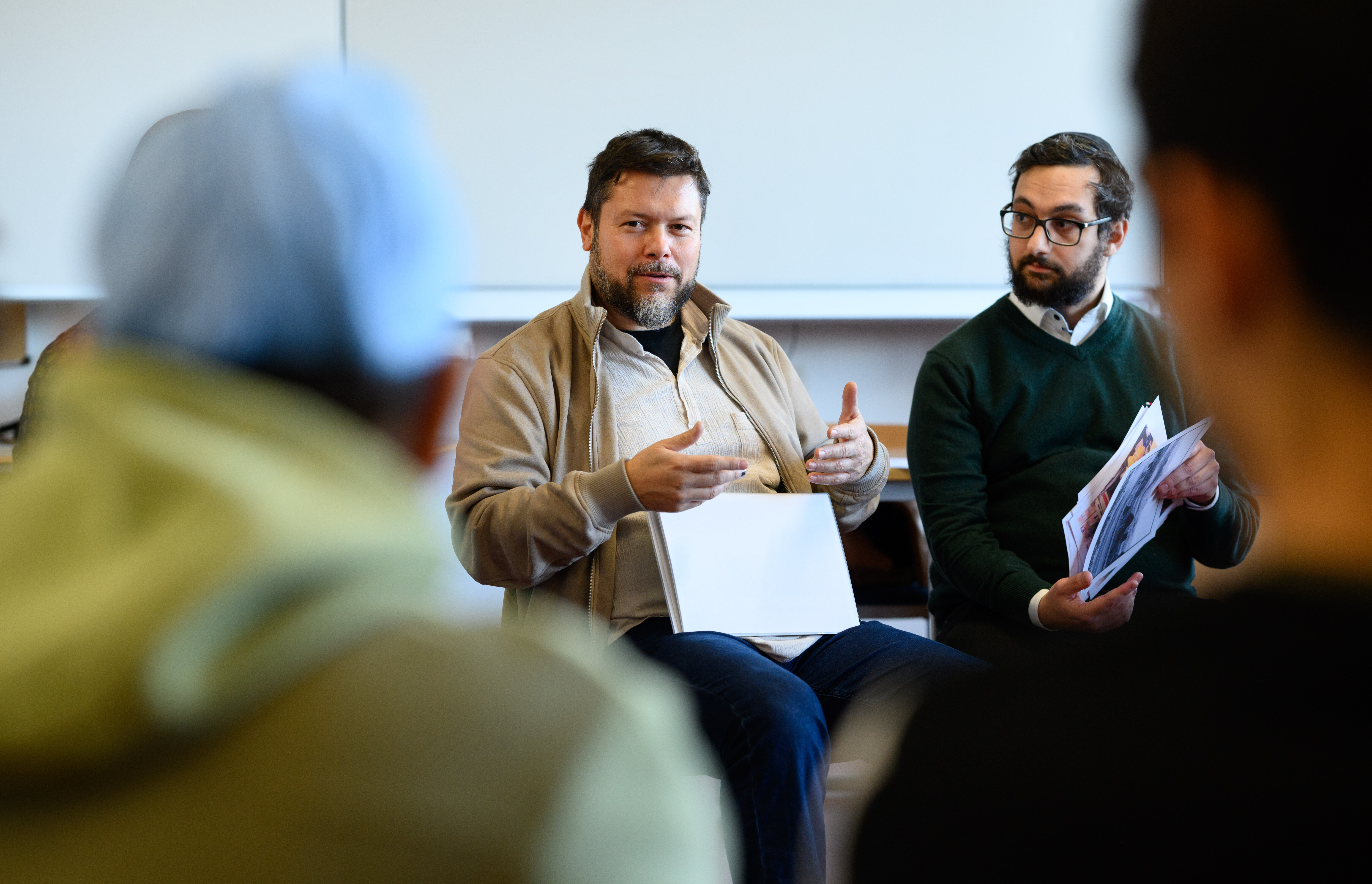 zwei Männer sitzen in einer Diskussionsrunde