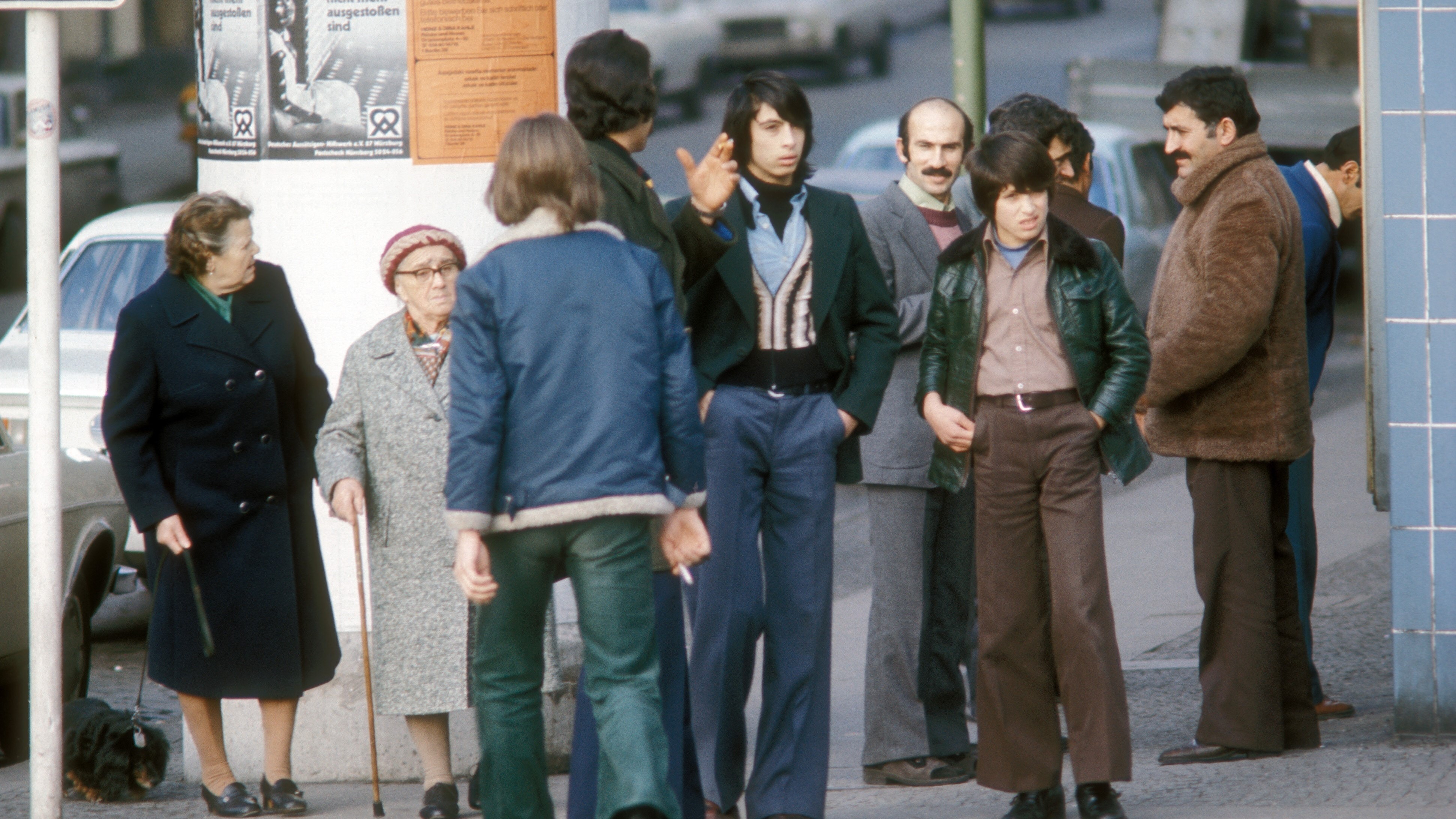  40 / 5 000 eine Gruppe von Menschen auf der Straße in Berlin, 1970er Jahre