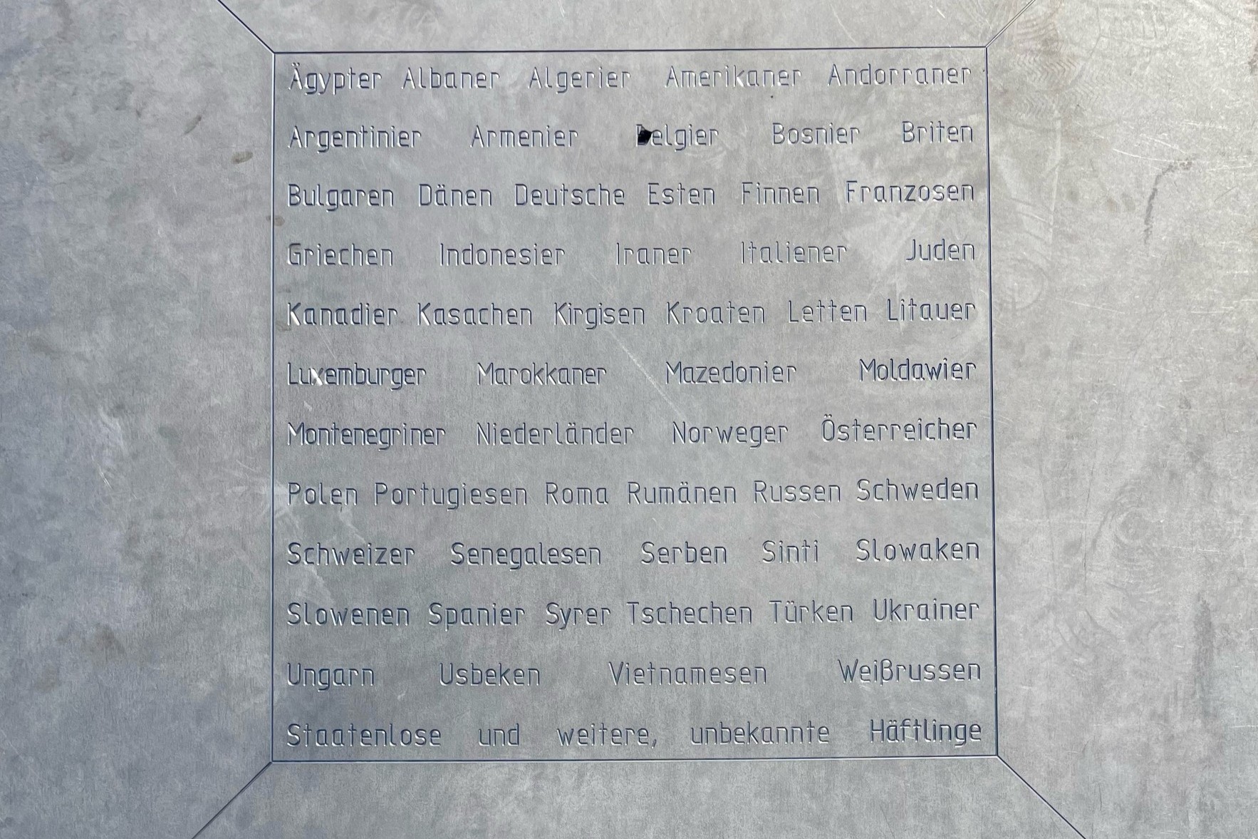 Gedenkplatte Buchenwald (Foto: Sonja Hegasy) Eine Gedenkplatte in Buchenwald zeigt die Herkunftsländer der Ermordeten