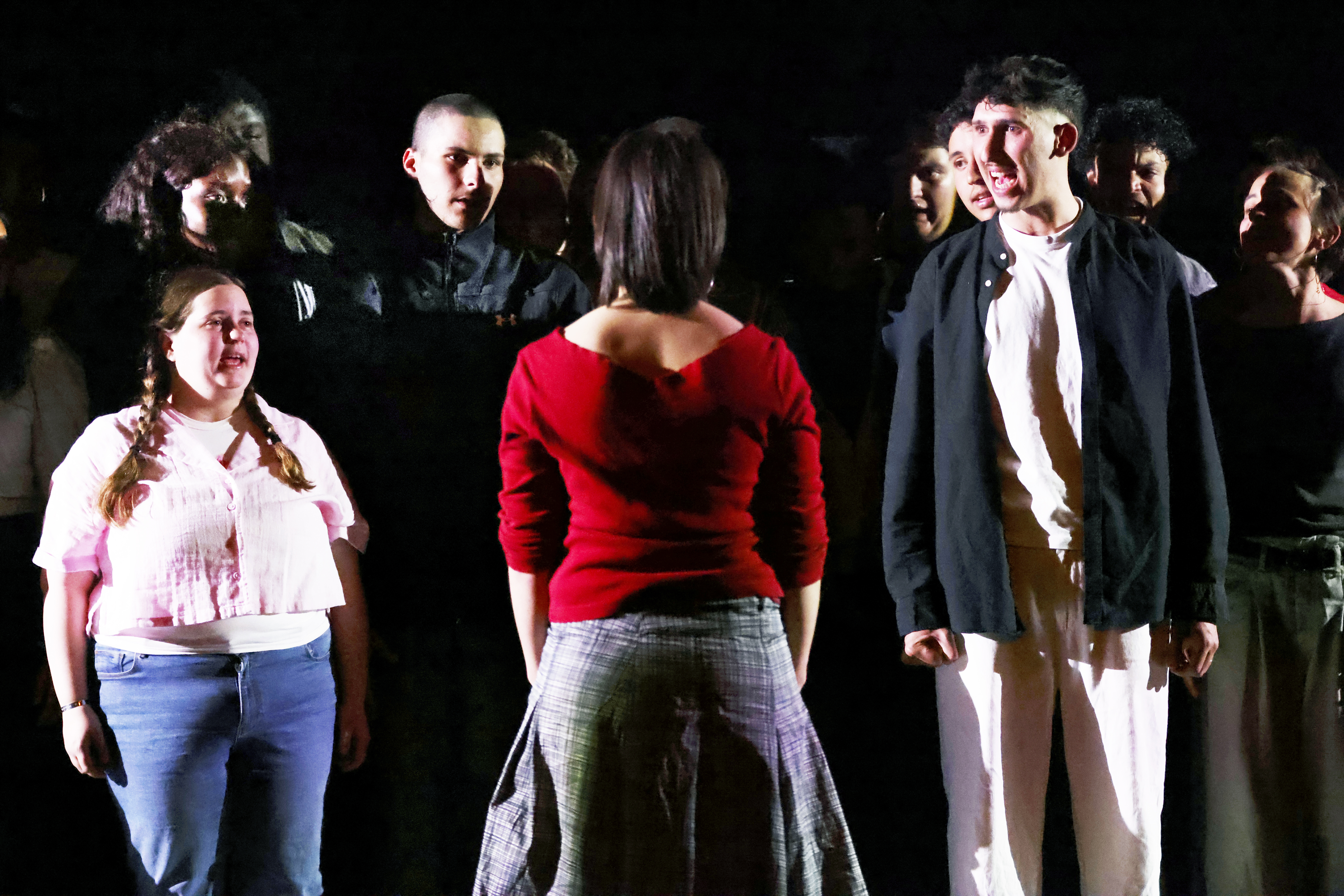 Aufführung Maxim Gorki Theater (Foto: Ute Langkafel MAIFOTO) Junge Laiendarsteller*innen bei einer Theateraufführung im Maxim Gorki Theater