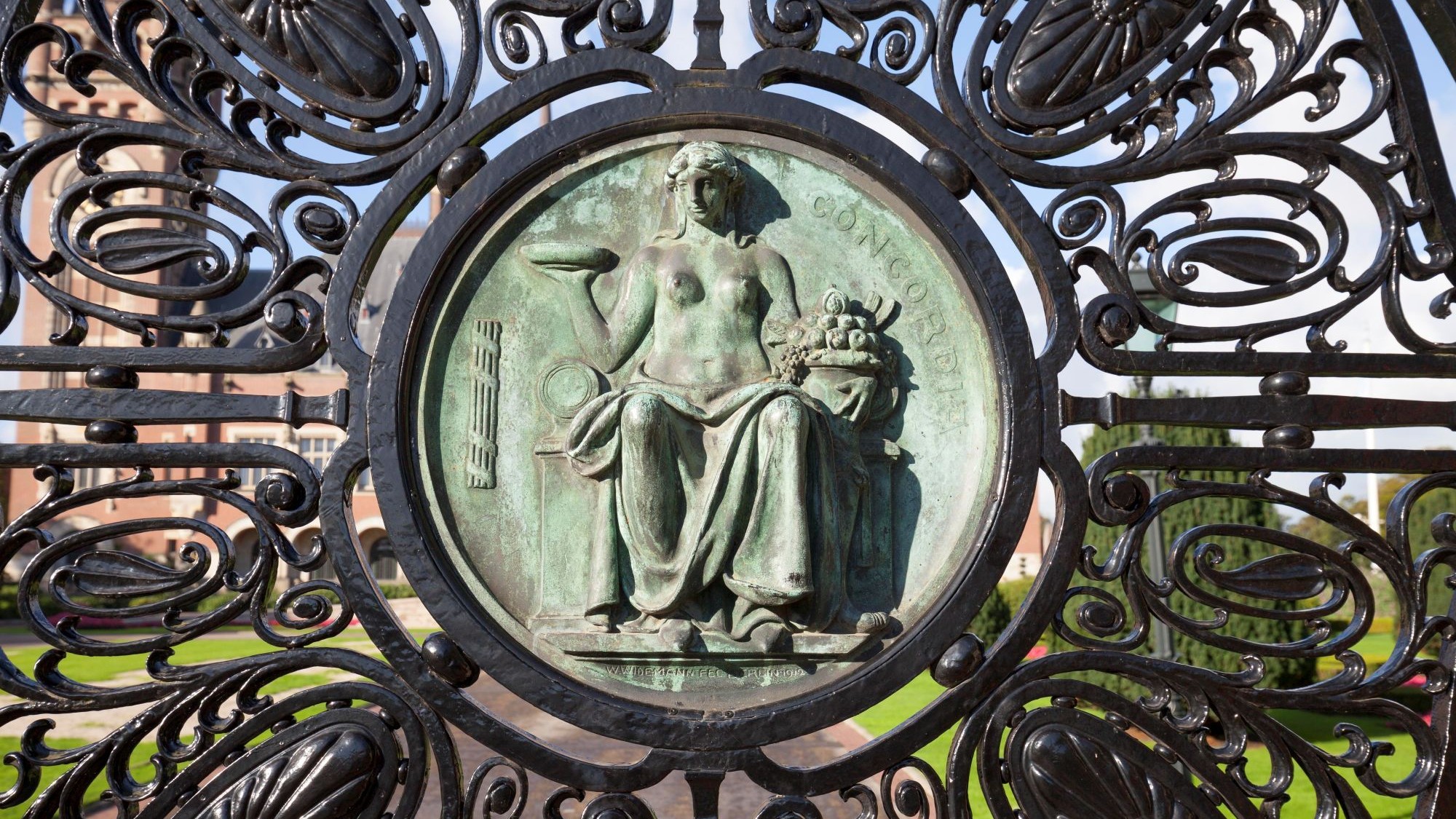 Relief Concordia, Tor zum Friedenspalast, Den Haag, Holland. Foto: Picture Alliance / imageBROKER | W. Wirth Ein Metalltor mit einer Figur der Justizia in der Mitte