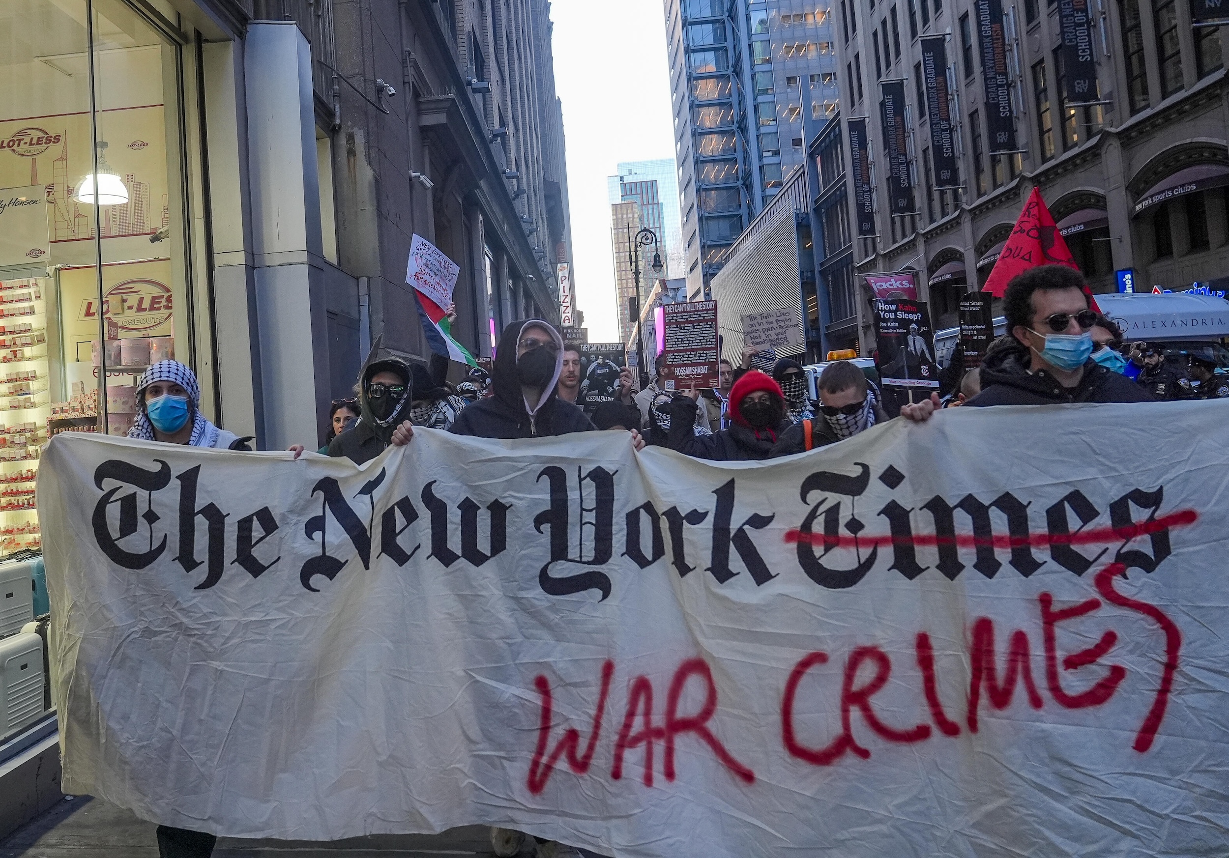 Protest at the New York Times headquarters. 27 March 2025. (Photo: picture alliance / Anadolu | S. Acar) A crowd of people holding up a sign that says "New York War Crimes"