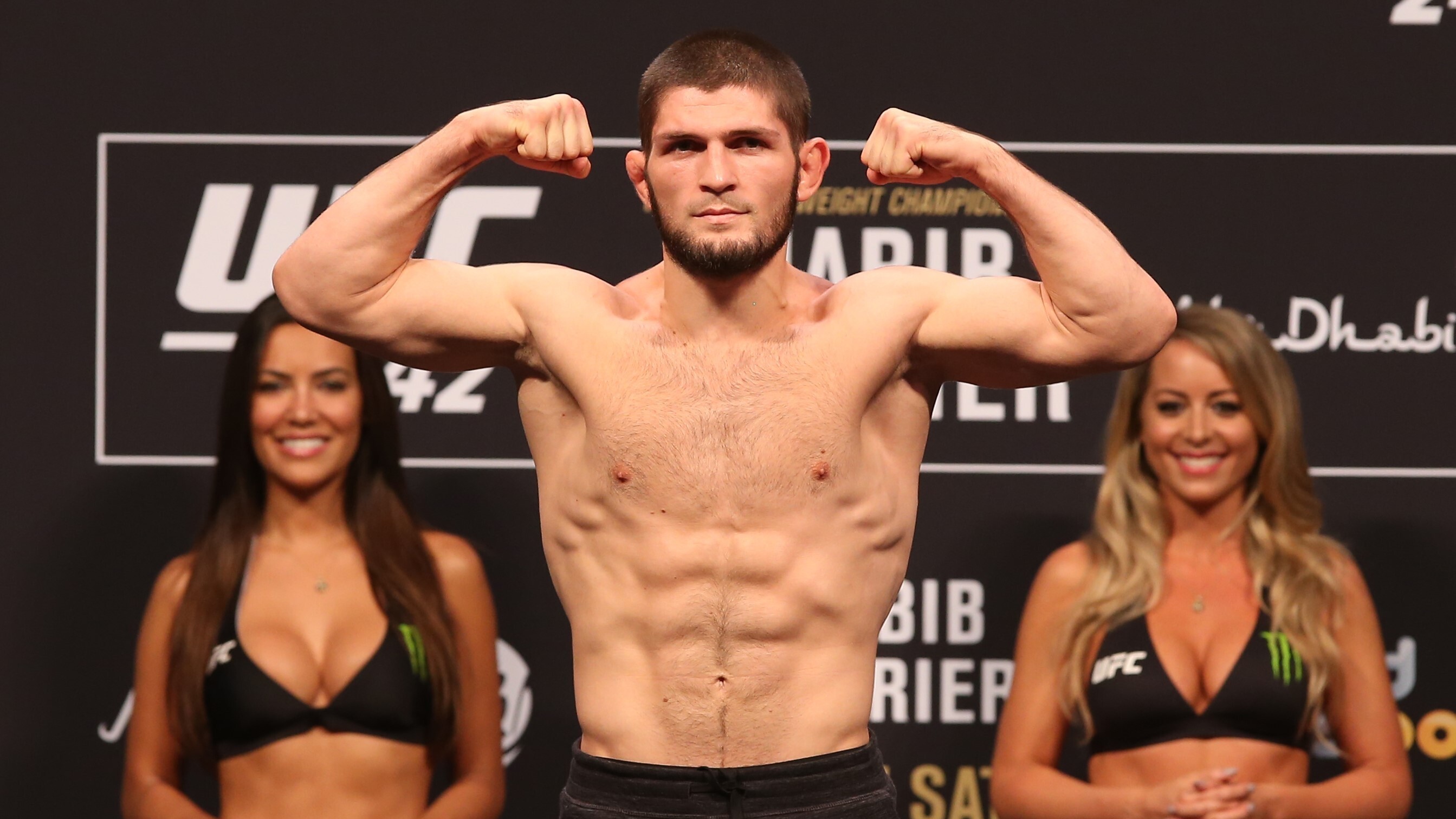MMA-Sportler Khabib Nurmagomedov zeigt seine Muskeln