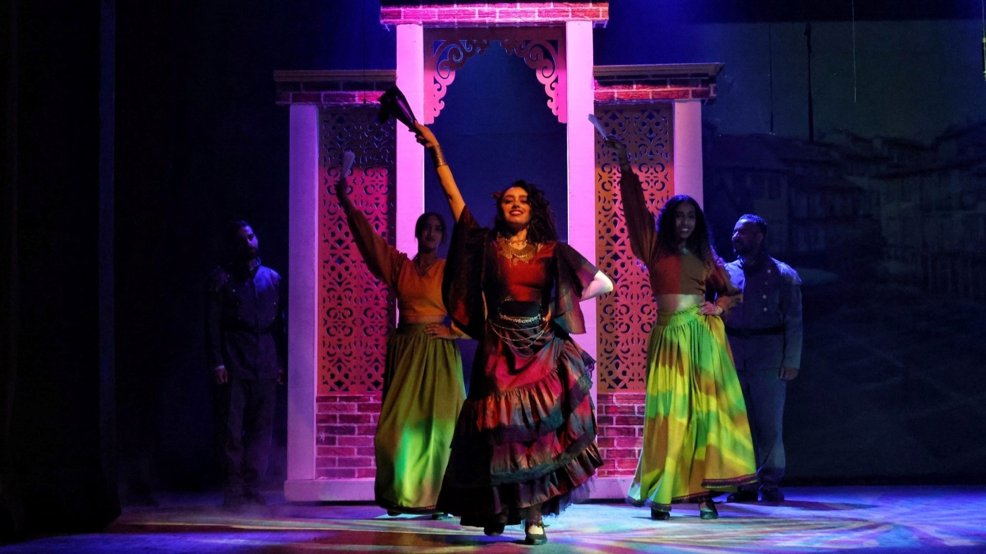 إحدى العروض الراقصة من مسرحية "كارمن". (Photo: Copyright for Eltaliaa Theater/facebook) فتيات في أزياء راقصة يلوحن بأيديهن.