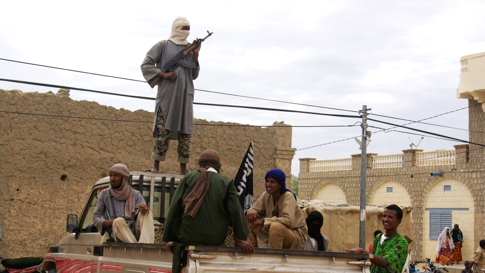 Islamistische Kämpfer im Norden Malis, 2012. Foto: Picture Alliance / AP Photo | Uncredited Dschihadistische Kämpfer stehen auf und um einen Pick-Up Truck in Timbuktu, Mali.