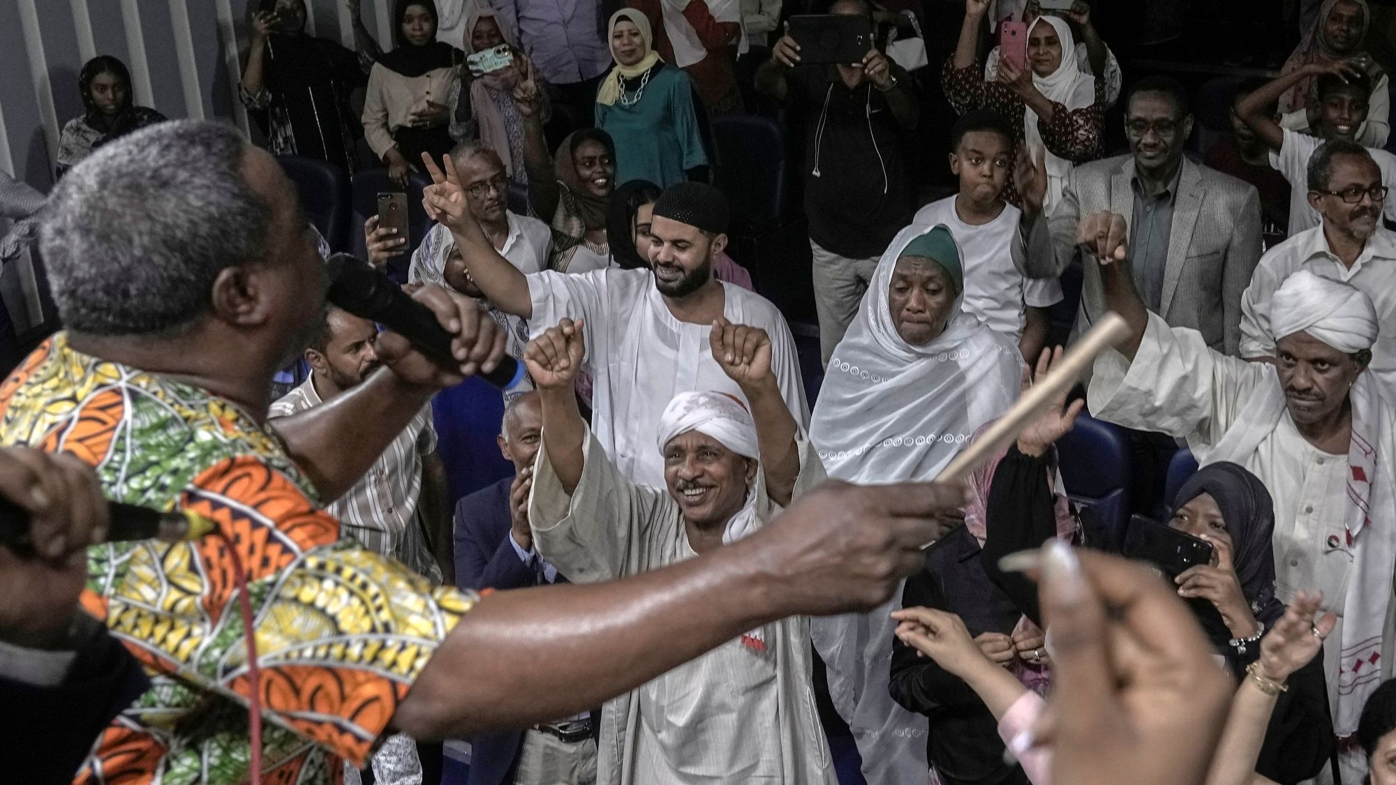 مؤسس فرقة "الكمراتا" السودانية دفع الله الحاج يقدم عرضًا فنيا في القاهرة، 15 سبتمبر/أيلول 2024. (Photo: Picture Alliance /AP /Amr Nabil)