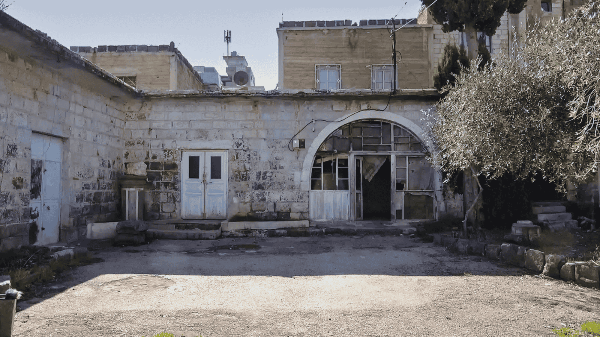 Das Haus der Familie von Qusay Awad (Foto: Qusay Awad) Außenansicht des Hauses von Qusay Awads Familie, das aus Stein gebaut ist und einen Innenhof hat