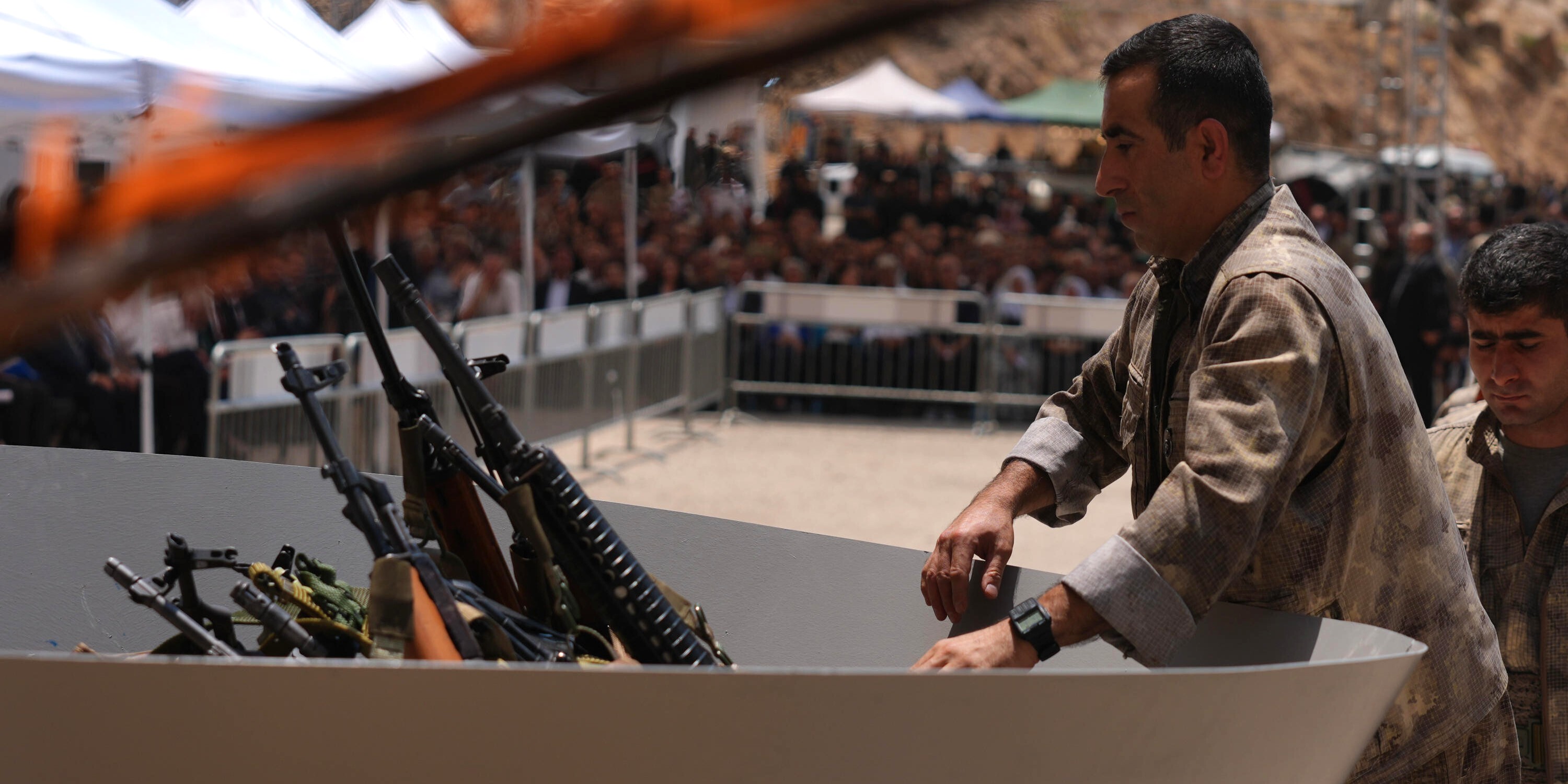 رجل يلقي أسلحة في النار. (Foto: Picture Alliance/Anadolu | Stringer)