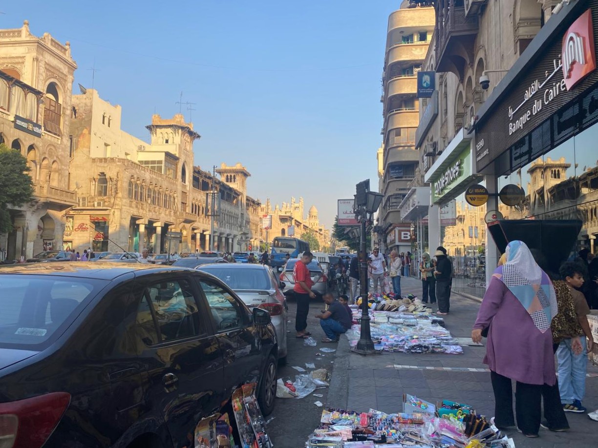 جانب من الحياة في إحدى شوارع حي مصر الجديدة. (Photo: Qantara/ Rehab Eliawa)