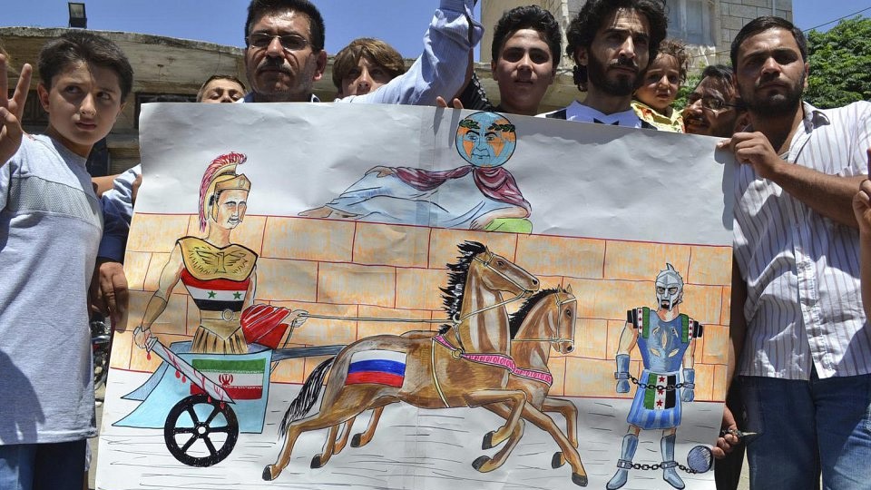 متظاهرون في كفرنبل يحملون لافتة كاريكاتورية تندد بالدعم الروسي للنظام السوري، يوليو/تموز 2012. (Photo: ZDF/ Markus Hertrich) متظاهرون في كفرنبل يحملون لافتة كاريكاتورية تندد بالدعم الروسي للنظام السوري.