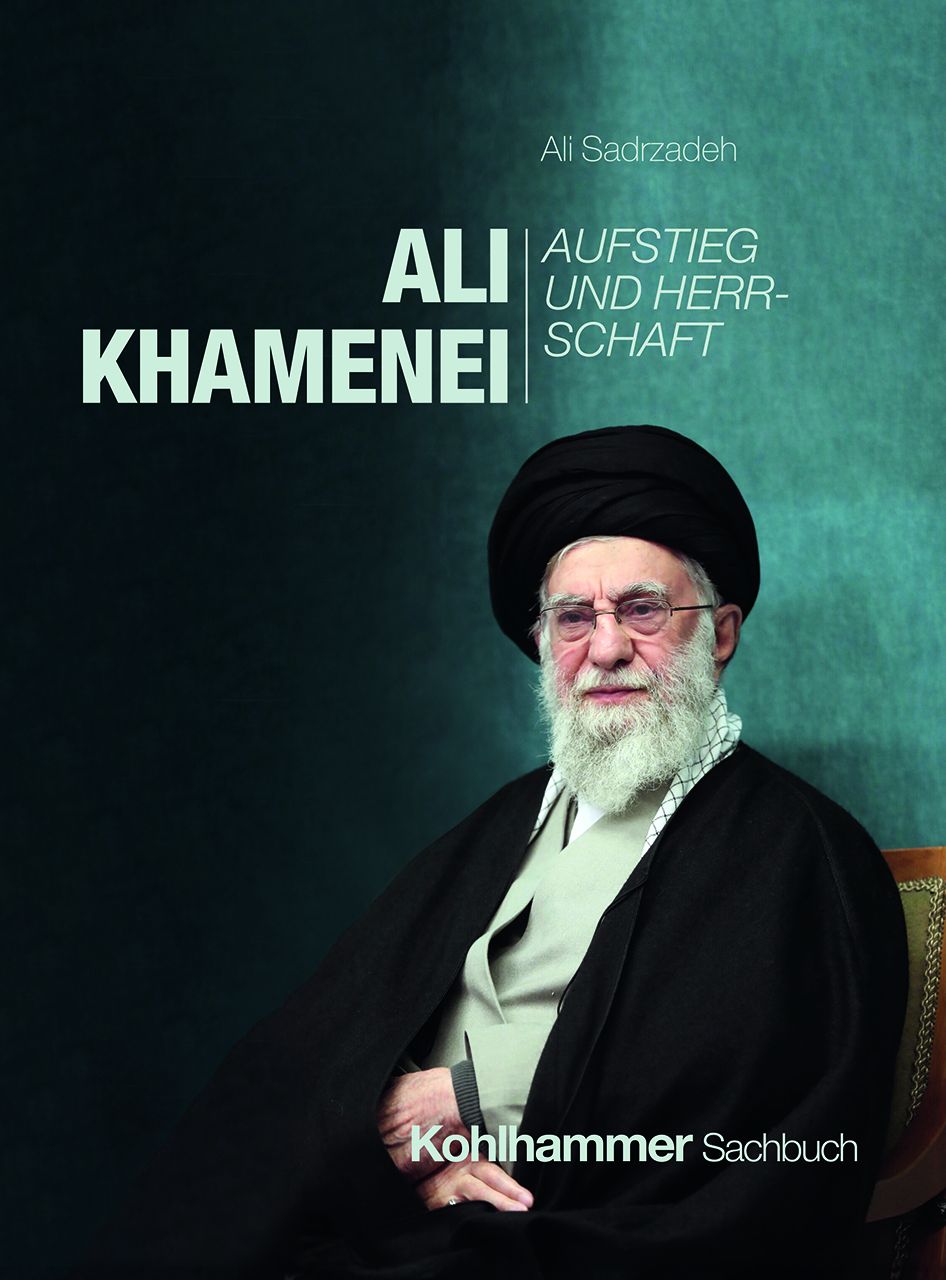 Buchcover: Ayatollah Ali Khamenei auf grünem Hintergrund