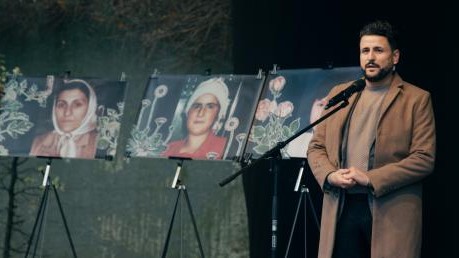 Ibrahim Arslan bei der Gedenkveranstaltung zum Attentat 1992 Ibrahim Arslan spricht bei der Gedenkveranstaltung, im Hintergrund die Fotos der Opfer des Anschlagser