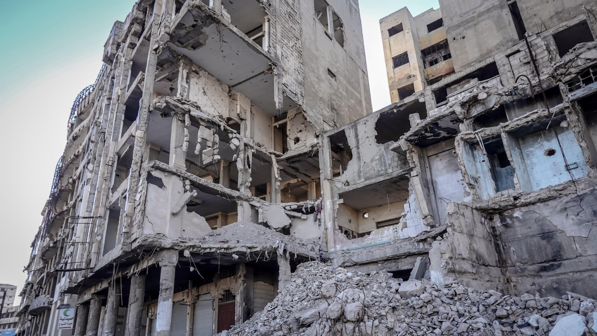 Homs im Dezember 2024. Foto: Picture Alliance / Sipa USA | SOPA Images Zerstörte Gebäude, von der Straße fotografiert.