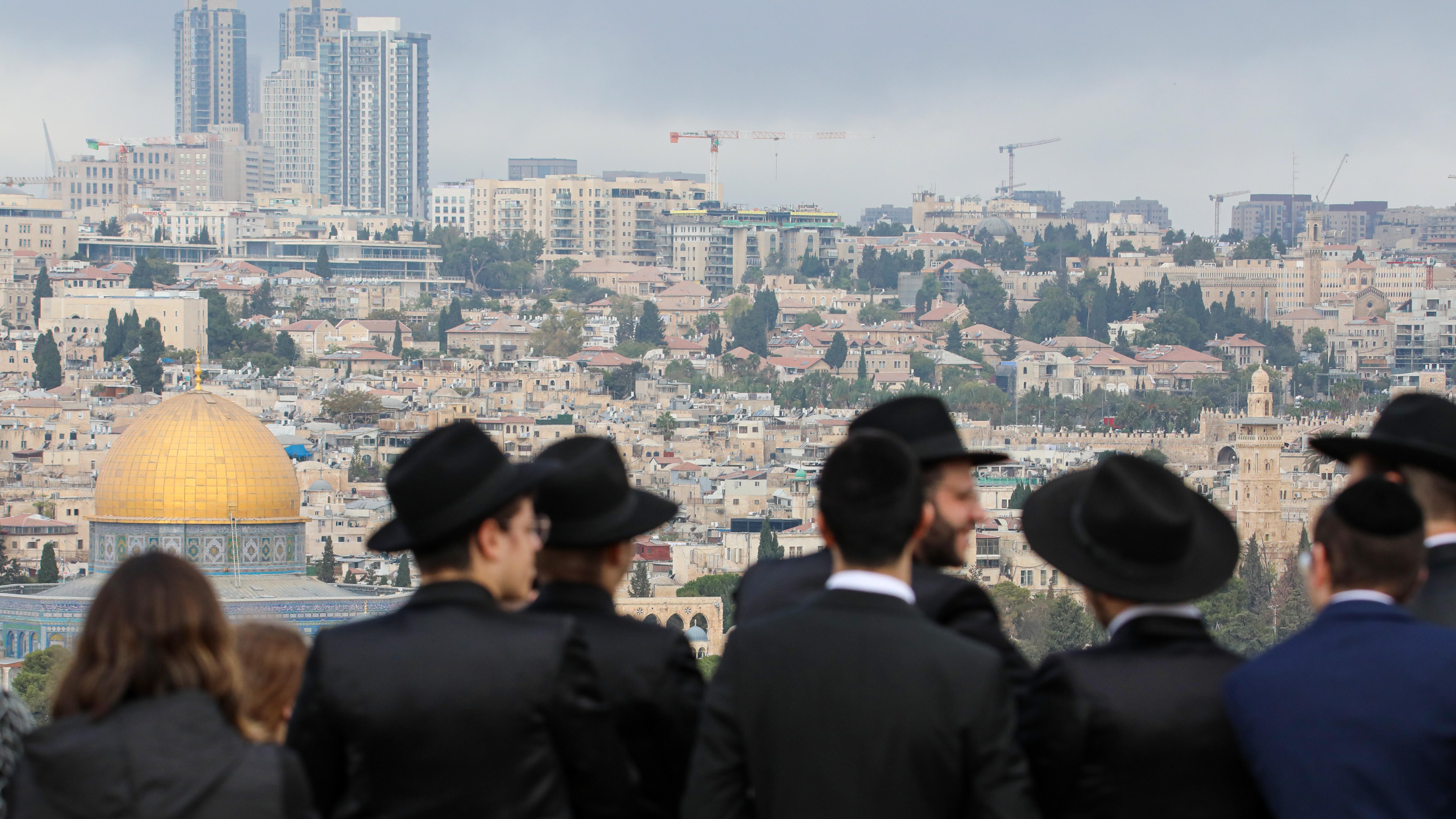 Gebet in Jerusalem mit Blick auf die Stadt. (Foto: picture alliance / Anadolu | G. Samad) Jüdische Siedler beten auf den Dächern von Gebäuden in der Altstadt von Jerusalem mit Blick auf die Stadt. (Foto: picture alliance / Anadolu | G. Samad)