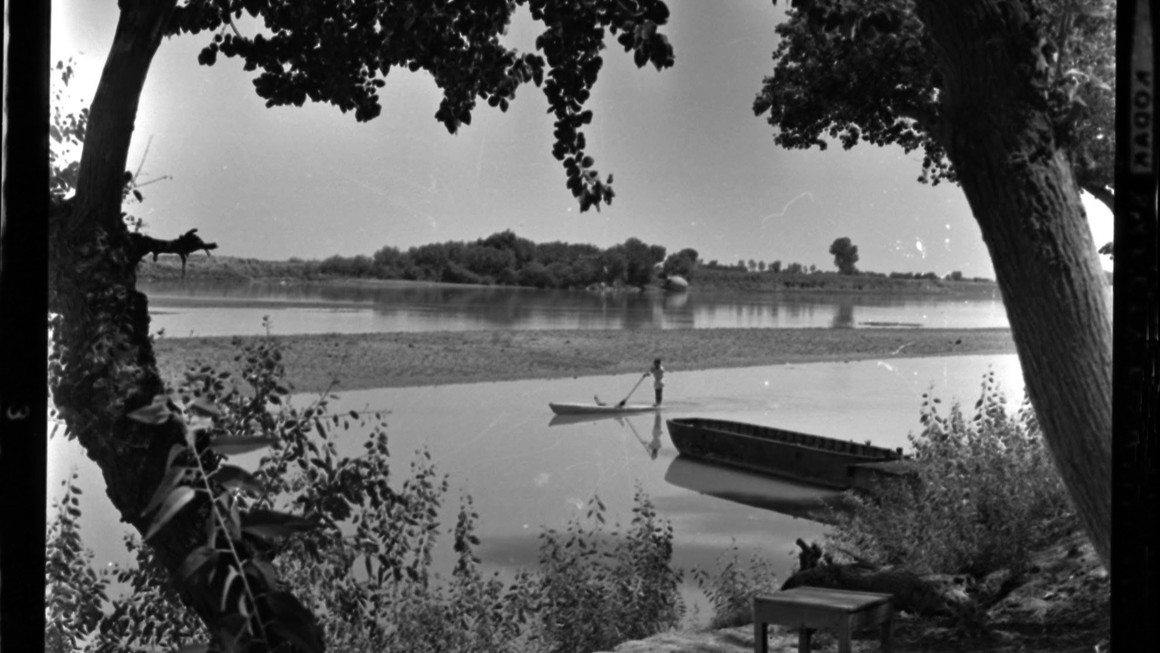 Schwarz-weiß Bild: Blick auf den Fluss Euphrat, natürliches Ufer