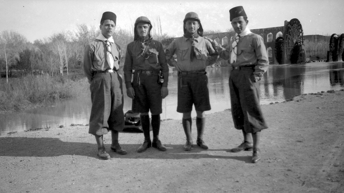 Gruppe von jungen Männern vor Landschaft