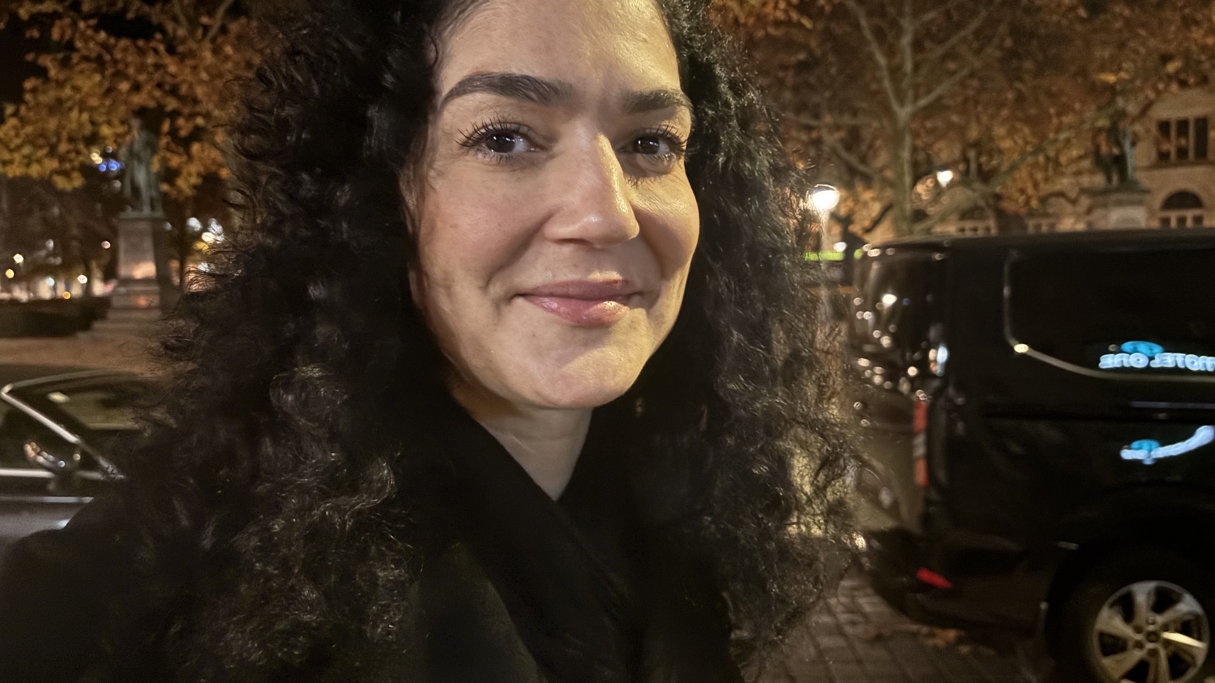 Nariman Hammouti, Soldatin und Muslima stehend vor einem Baum