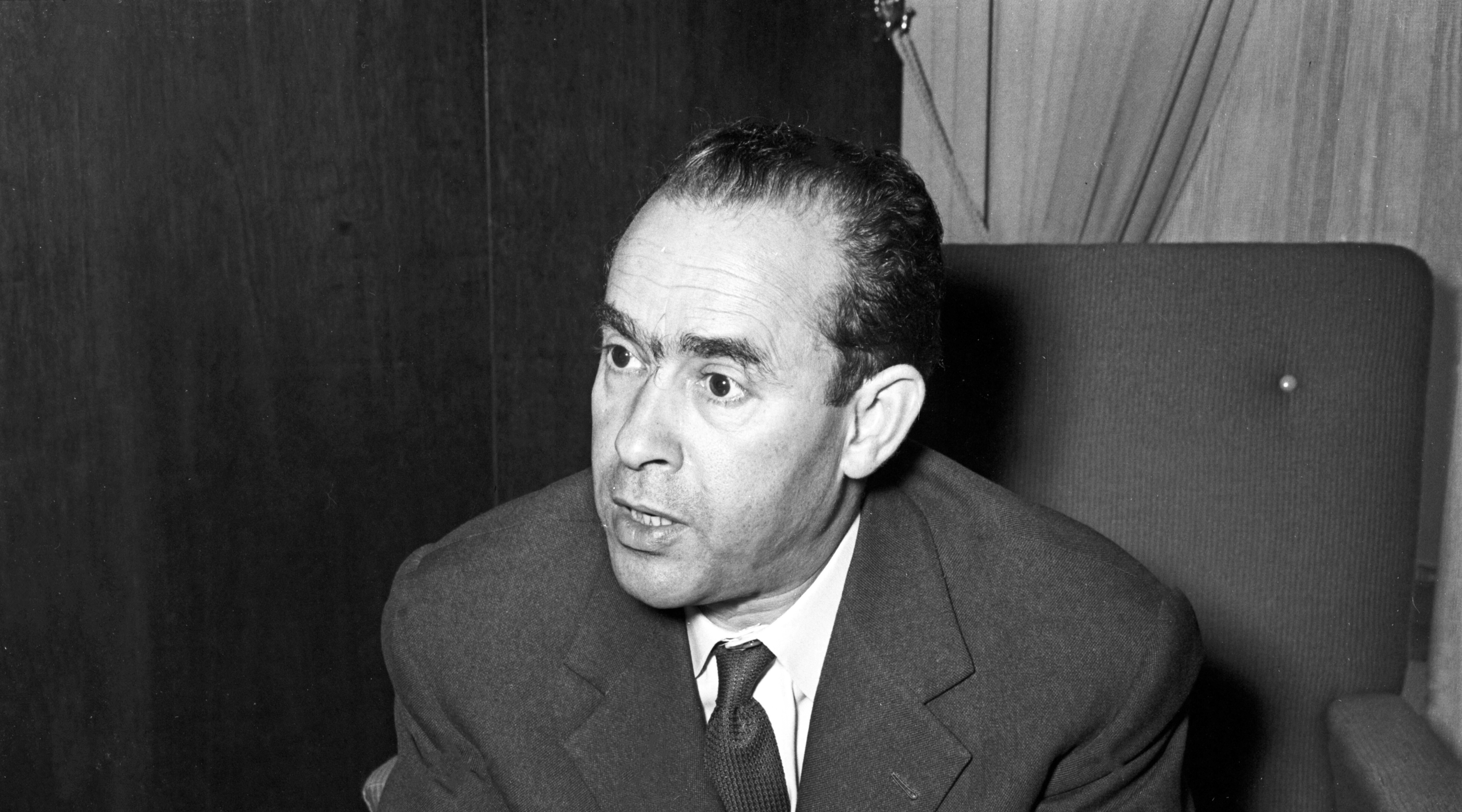 بن بركة جالسًا ويرتدي بدلة رسمية