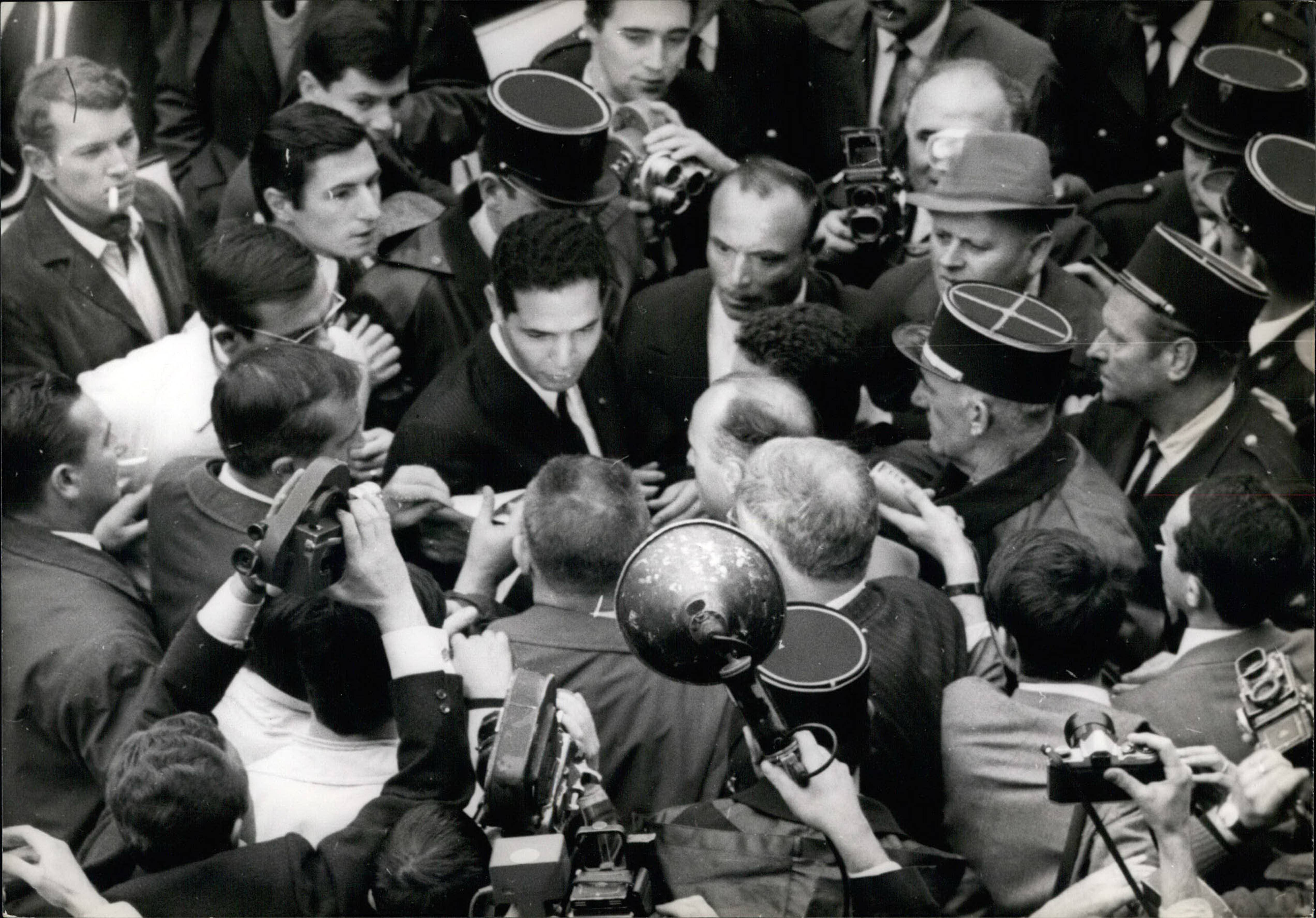 رجال يتجمعون في دائرة حول الدليمي. 