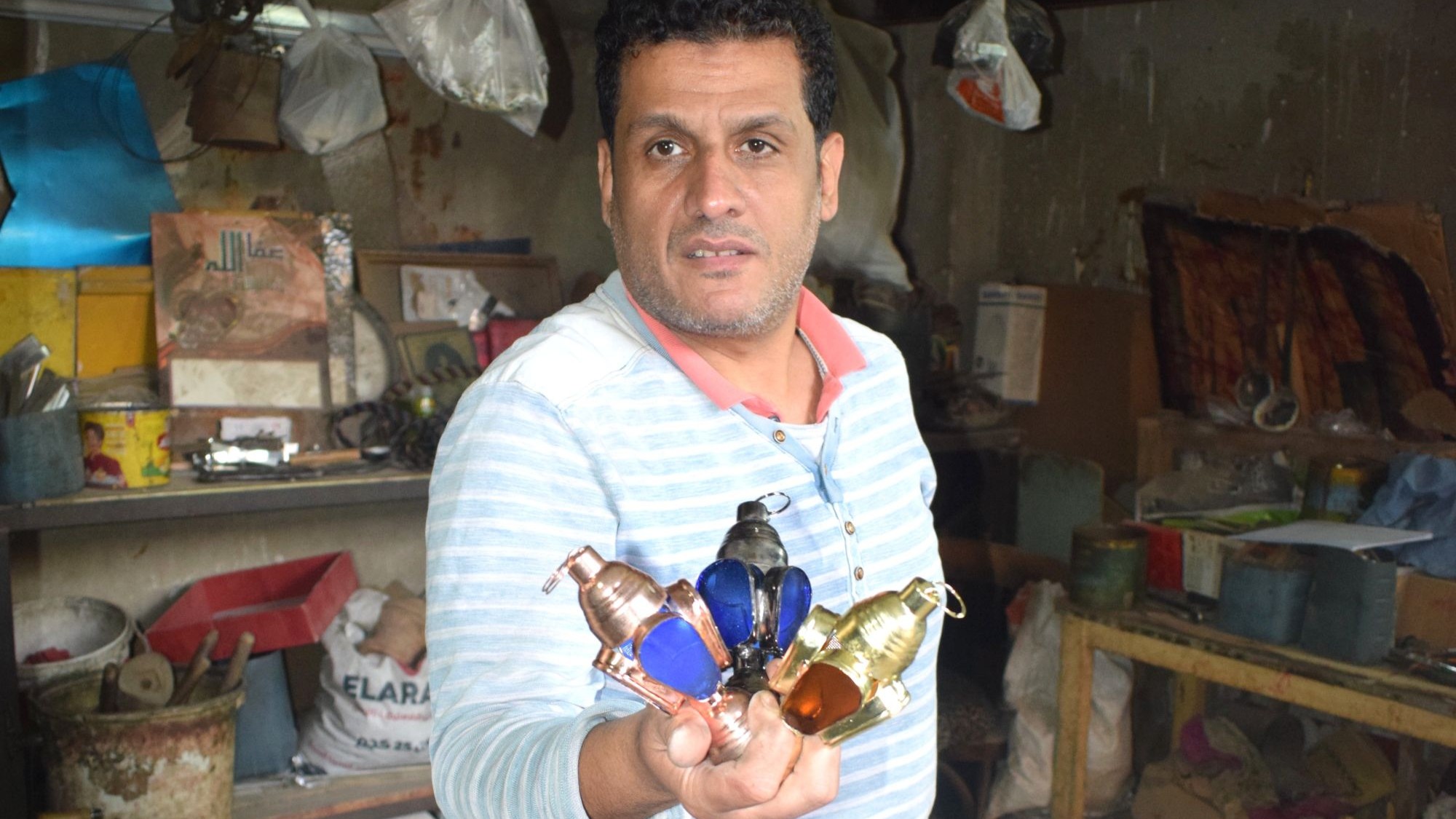 رجل يحمل نماذج لفوانيس رمضان.  (Photo: Qantara/Mahmoud El Tabakh)