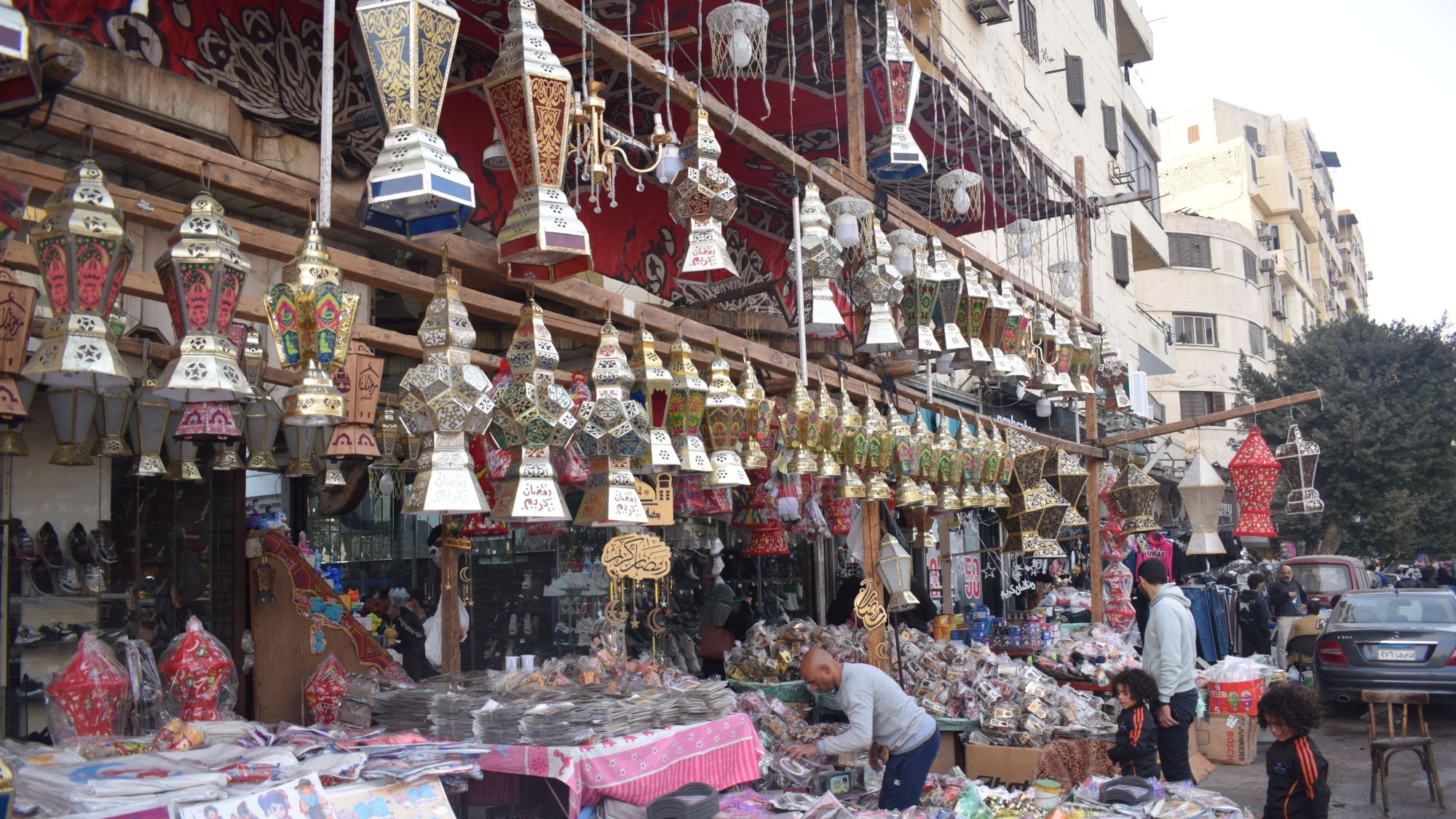 فوانيس معلقة في سقف أحد المحلات.