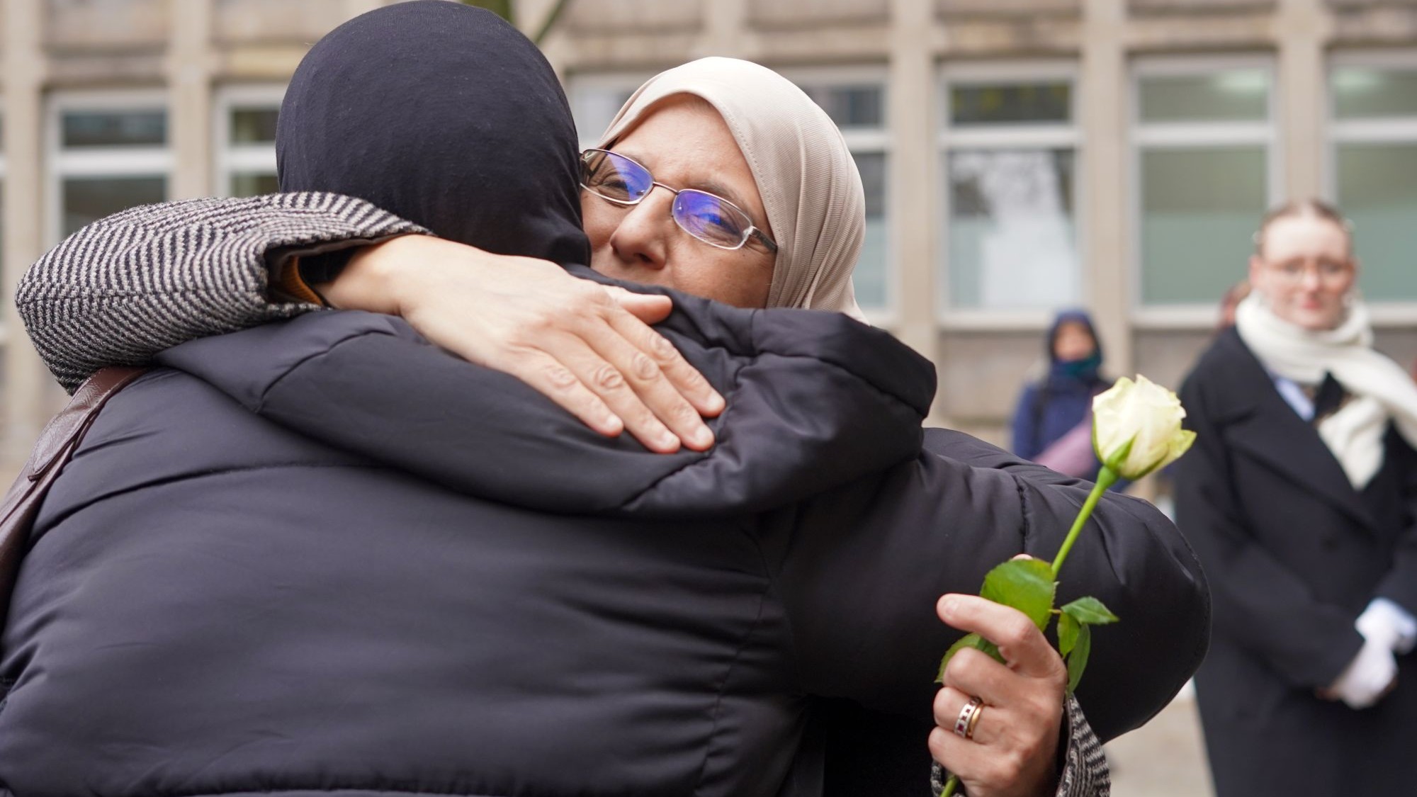 جانب من خارج المحكمة بعد الحكم في قضية مقتل رحمة عياط.