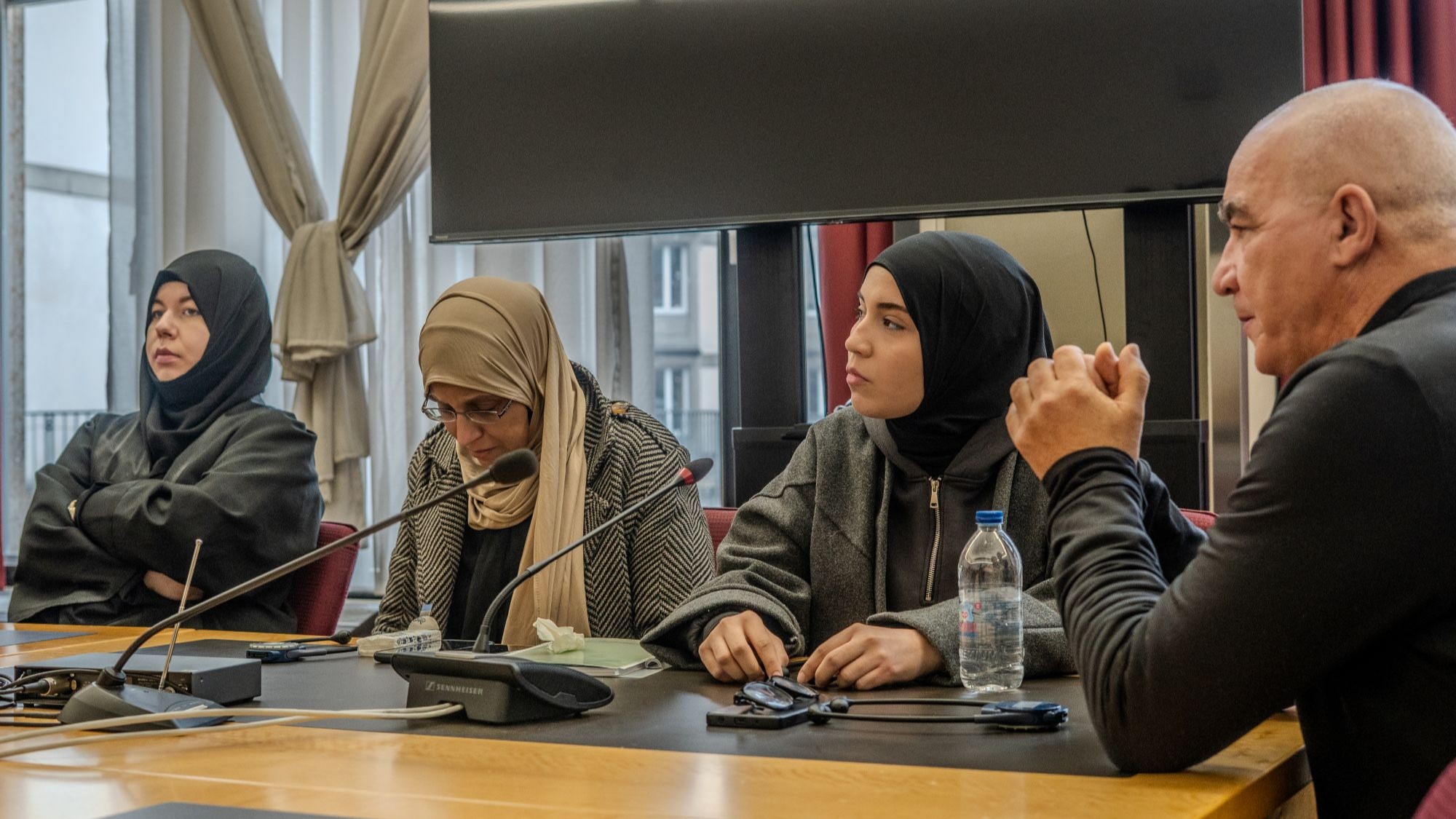 أسرة رحمة عياط خلال جلسة النطق بالحكم في 23 يناير/كانون الثاني 2026. (Photo: Shrouk Ghonim/Qantara)