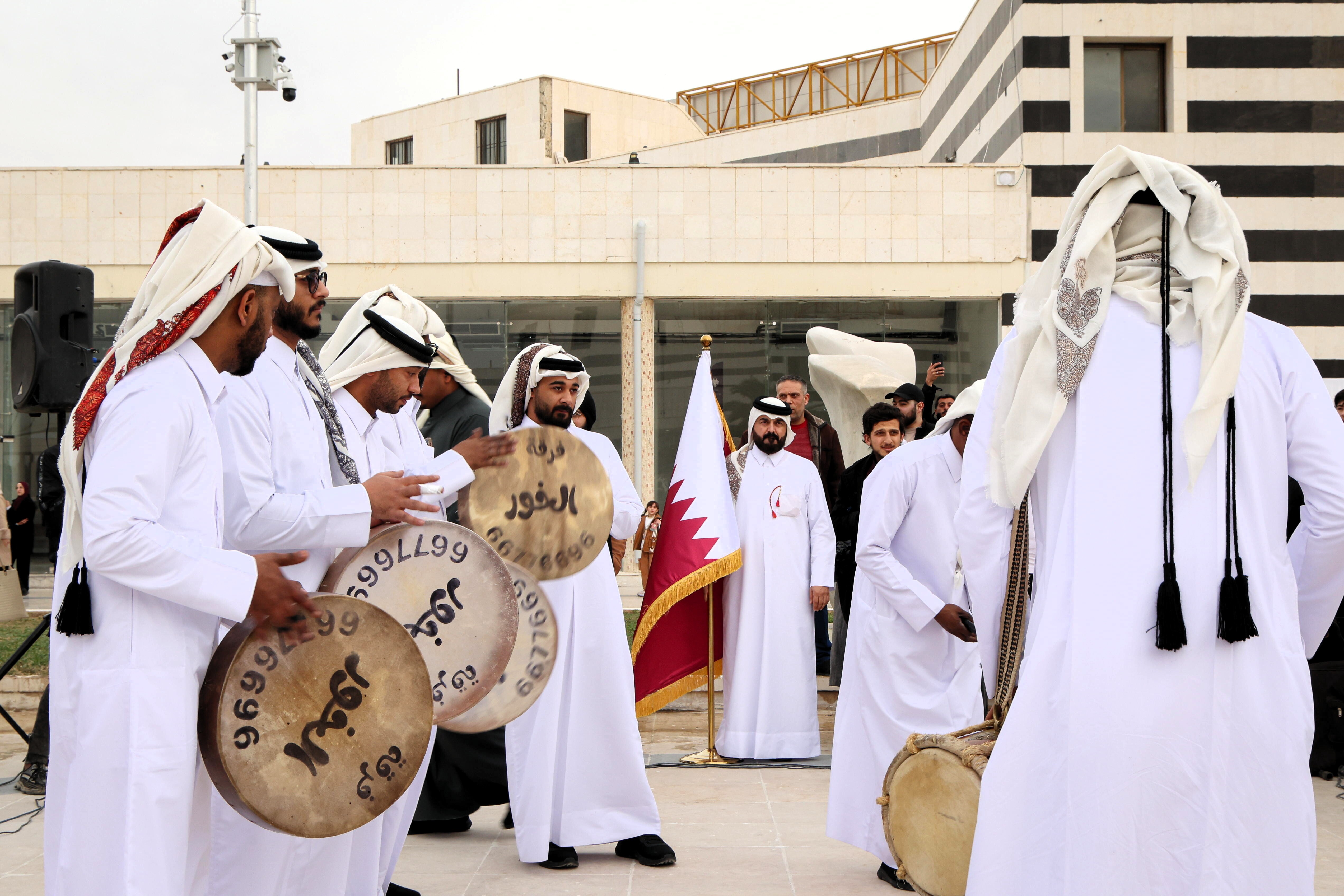 Musiker spielen Instrumente vor einem Messegebäude.