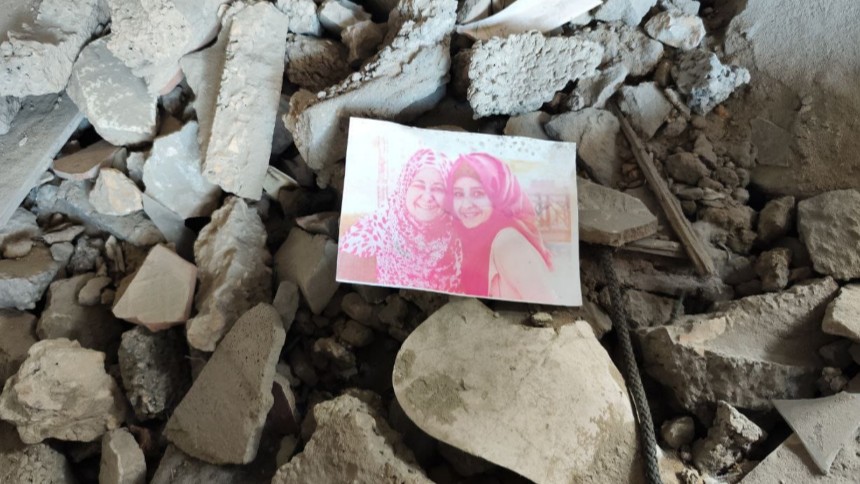 صورة لامرأتين بين الركام.