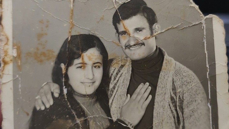 صورة بالأبيض والأسود لرجل وامرأة.