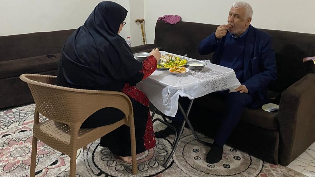 رجل وامرأة يجلسان على طاولة طعام.