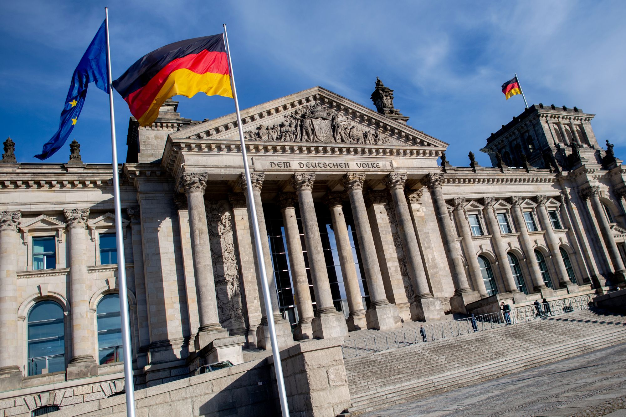 مبنى مزخرف وأمام أعلام ملونة ترفرف