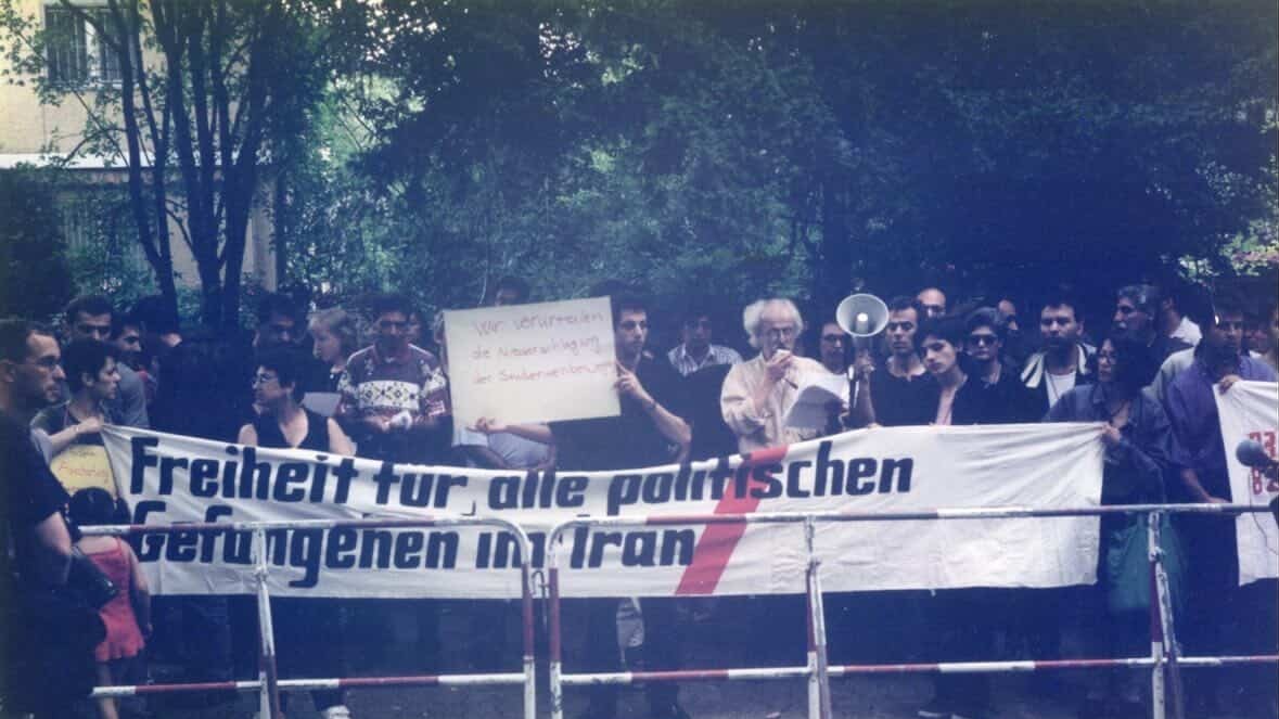 Demonstrierende halten ein Transparent mit der Aufschrift "Freiheit für alle politischen Gefangenen im Iran".