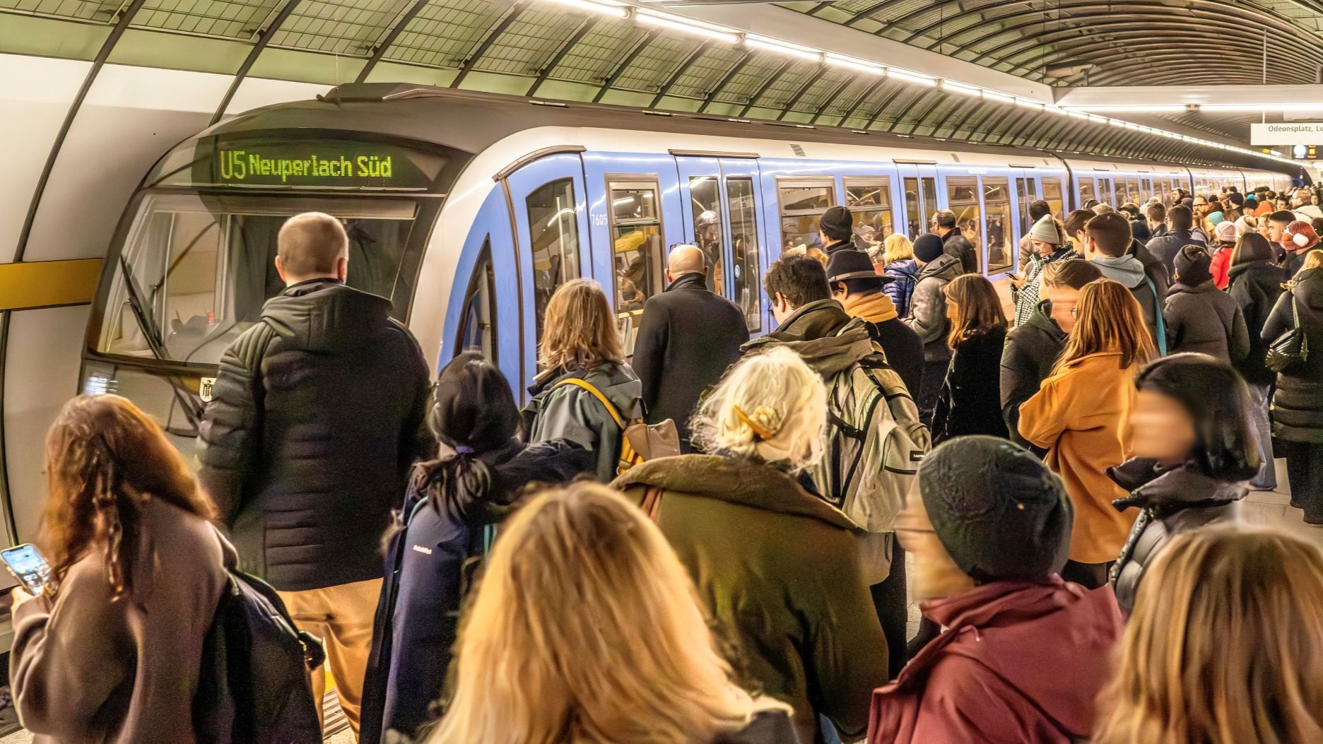 Munich, December 2025: Passengers wait on the platform at Odeonsplatz station as a U5 train bound for Neuperlach Süd arrives. (Photo: picture alliance / Wolfgang Maria Weber)