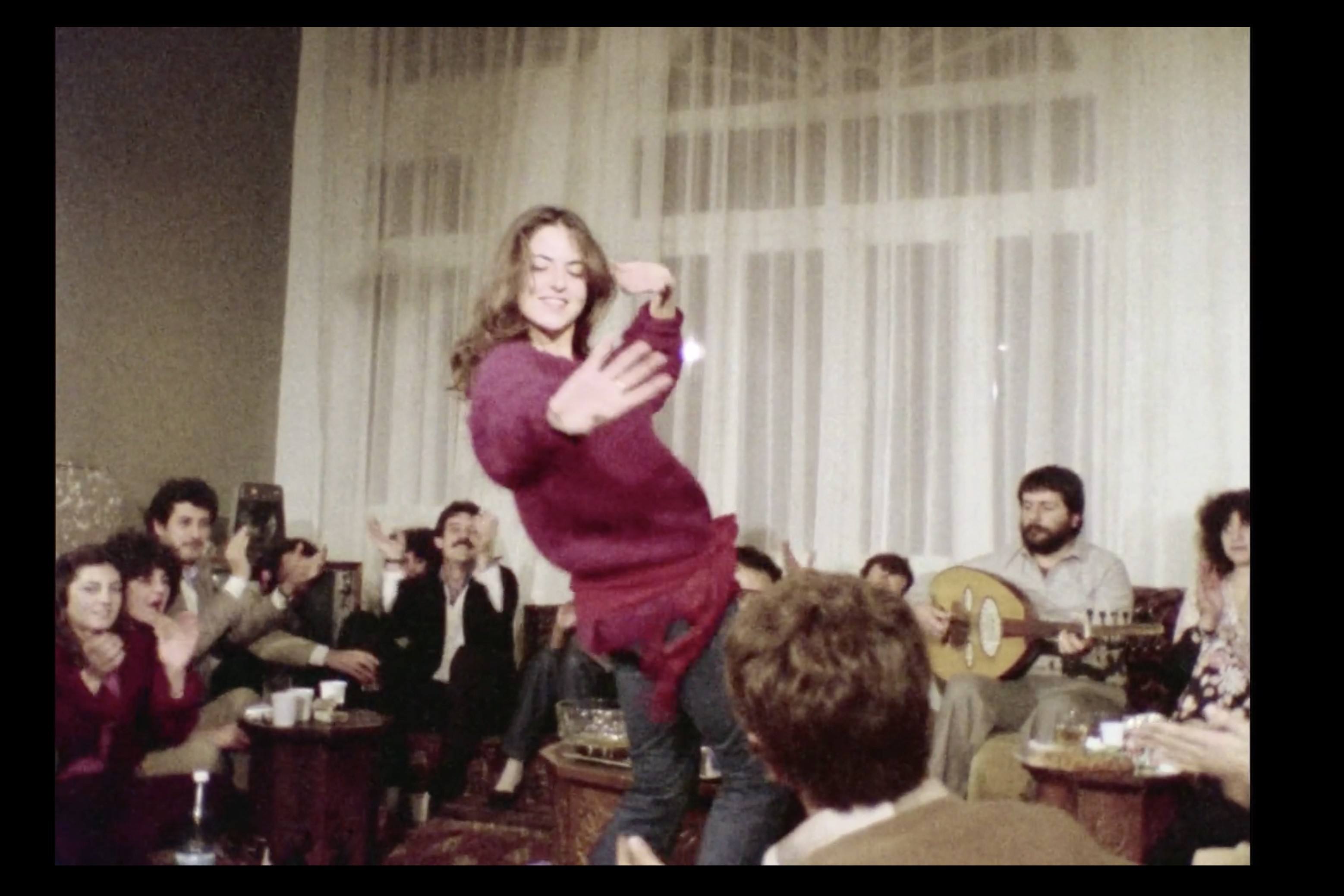 In einer Filmszene aus Do you love me tanzt eine Frau in einem Wohnzimmer. (Foto: Maroun Bagdadi) 