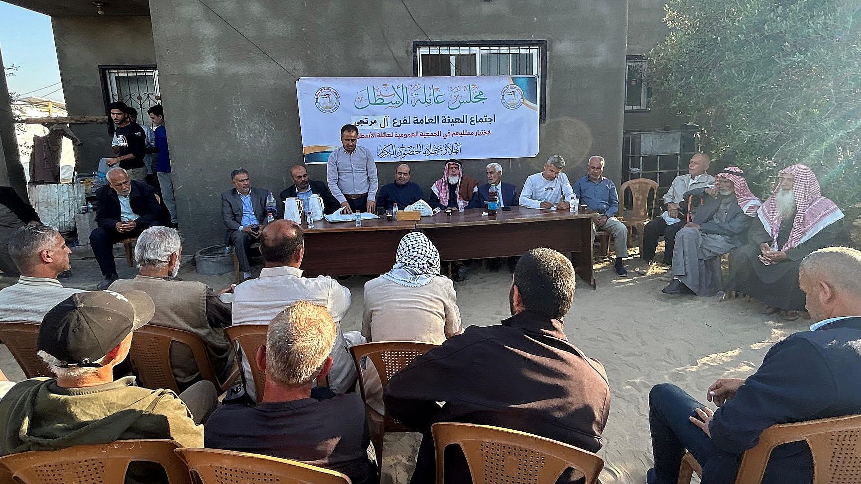 A group of men are sitting in a desk, and another seems giving a speech. (Photo: Mohamed Solaimane)