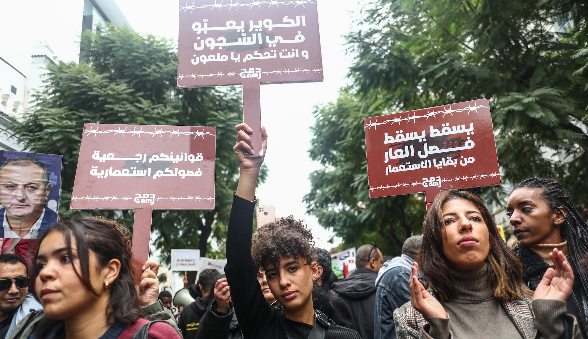 مجموعة من المتظاهرات يحملن لافتات.