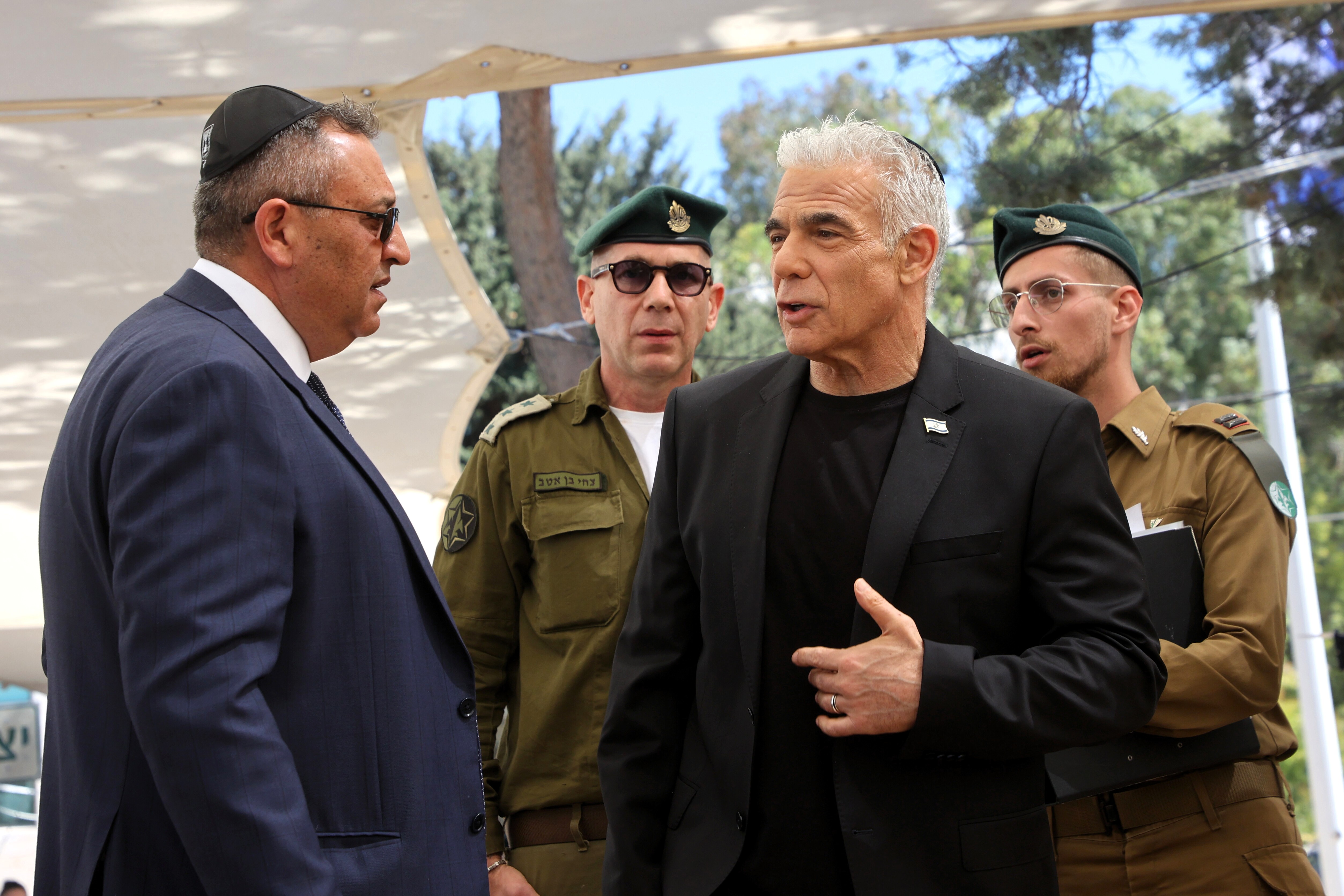 Der israelische Oppositionsführer Yair Lapid (links) und Gadi Eisenkot, ehemaliger israelischer Minister ohne Geschäftsbereich und 21. Generalstabschef der israelischen Armee, nehmen an einer Gedenkfeier zum Tag des Gedenkens auf dem Militärfriedhof von Herzliya in der Nähe von Tel Aviv teil, um der Soldaten zu gedenken, die in den Konflikten des Landes gefallen sind.