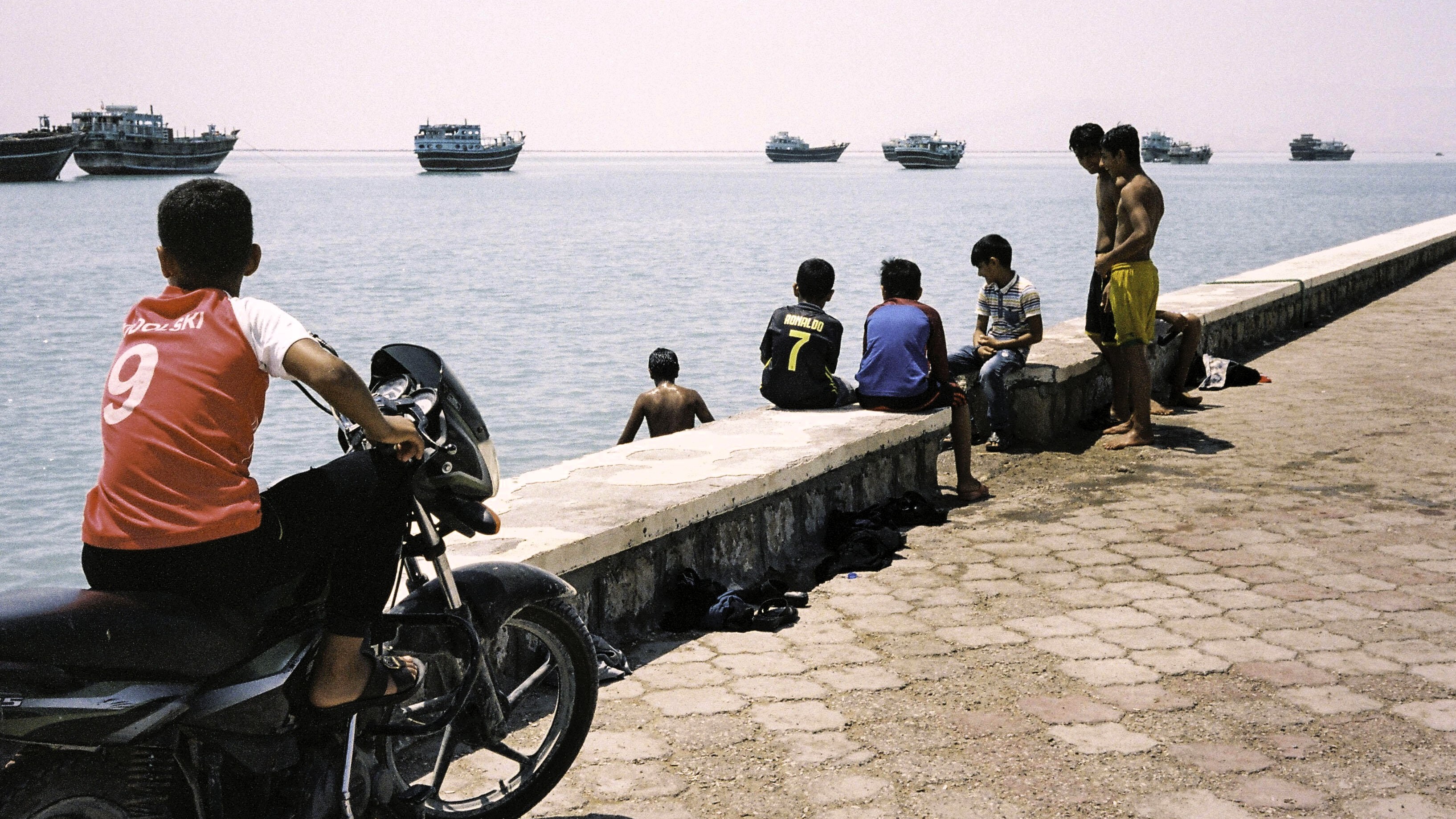 Iran, Qeshm, 22.04.2019. Menschen im Hafen von Laft am Persischen Golf bei Ebbe.