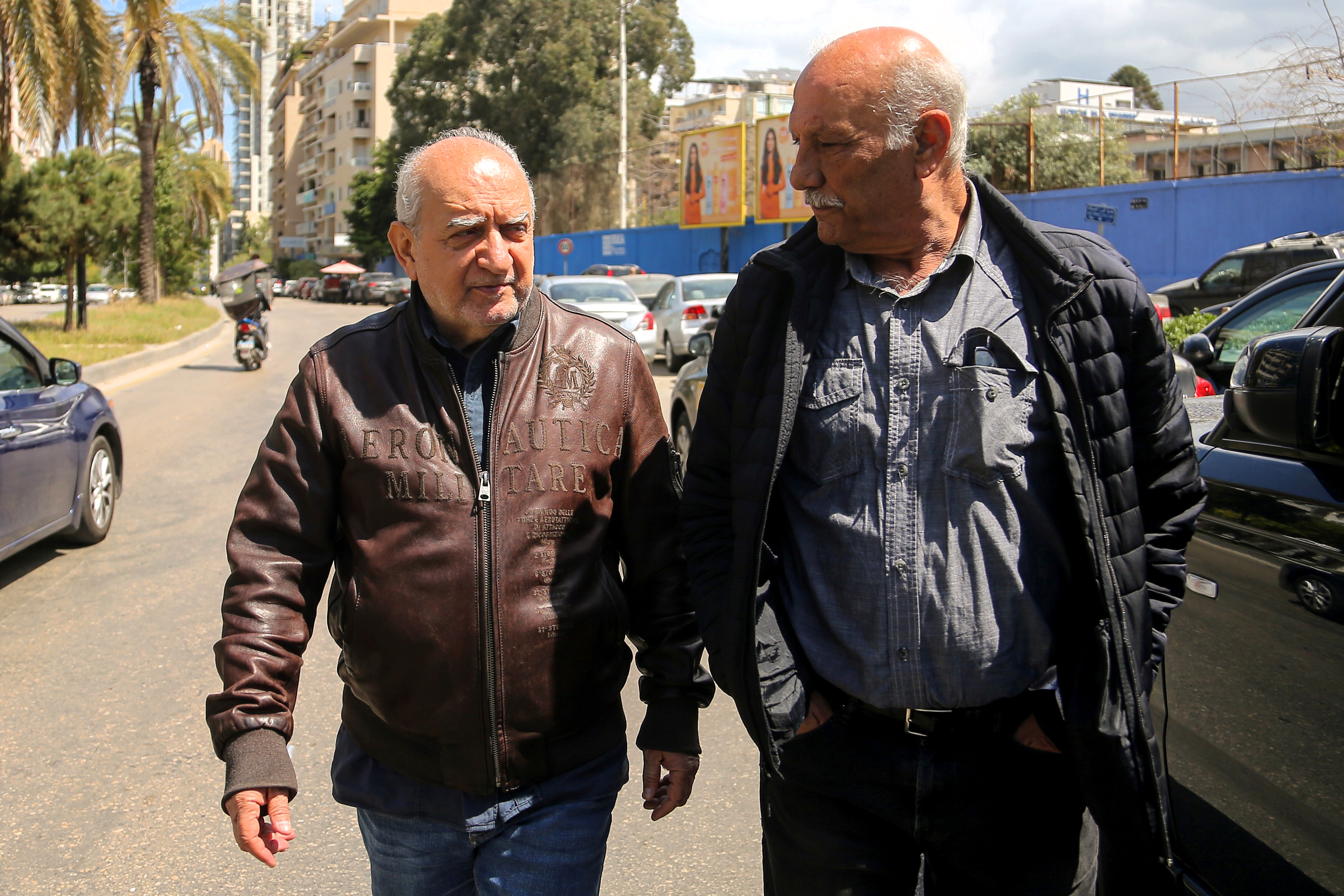 11. April 2025, Beirut, Libanon: Der ehemalige Kämpfer der christlichen „Libanesischen Streitkräfte“, Pierre Rihan (rechts), 68, und der ehemalige muslimische Kämpfer der Kommunistischen Partei, Nassim Assad (68), gehen im Gebiet von Ain al-Rimmaneh durch das ehemalige Kampfgebiet an der „Grünen Linie“ von Beirut, die die Stadt einst in zwei Hälften teilte. Rihan und Assad kämpften einst entlang derselben „Grünen Linie“ gegeneinander, doch 50 Jahre später sind beide Mitglieder von „Fighters for Peace“. 