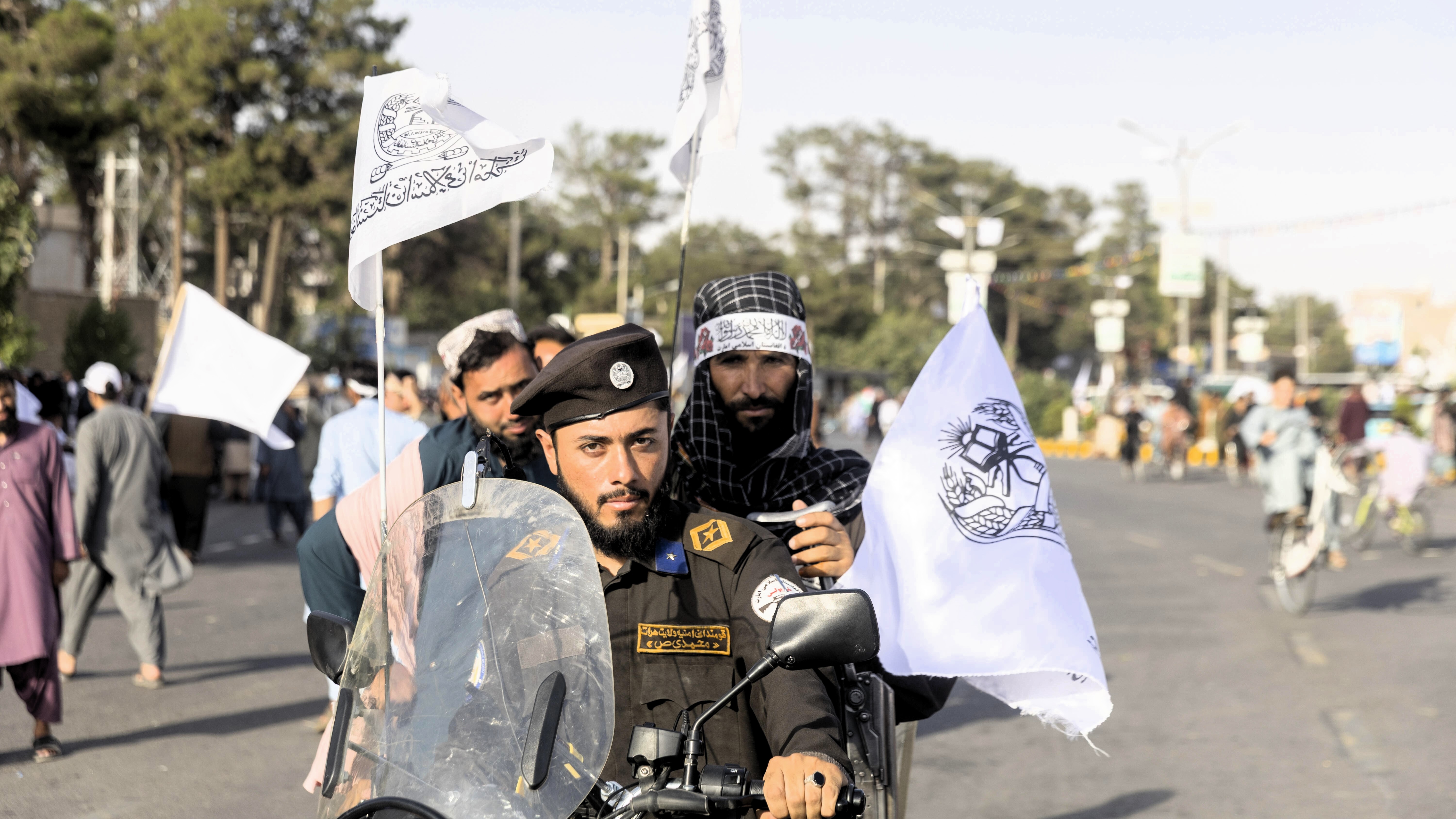 Sicherheitskräfte der Taliban fahren am 15. August 2026 in Herat, Afghanistan, anlässlich der Feierlichkeiten zum fünften Jahrestag der Machtübernahme durch die Taliban auf einem Motorrad. Der landesweite Feiertag erinnert an den Zusammenbruch der vorherigen Regierung und den Abzug der internationalen Streitkräfte im Jahr 2021.