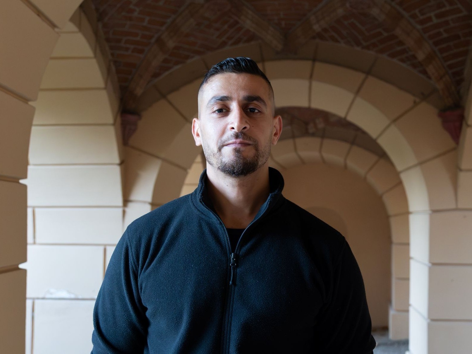 علي، شاب مصري يعيش ويعمل في مكلنبورغ-فوربومرن، 20 سبتمبر/أيول 2026. (Photo: Somaya Abdelrahman/Qantara)